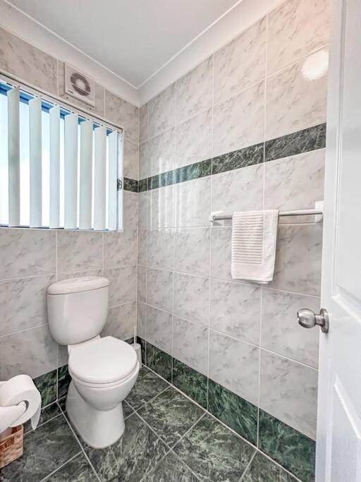 Large 3 Bedroom - Water Views & Walk to Beach