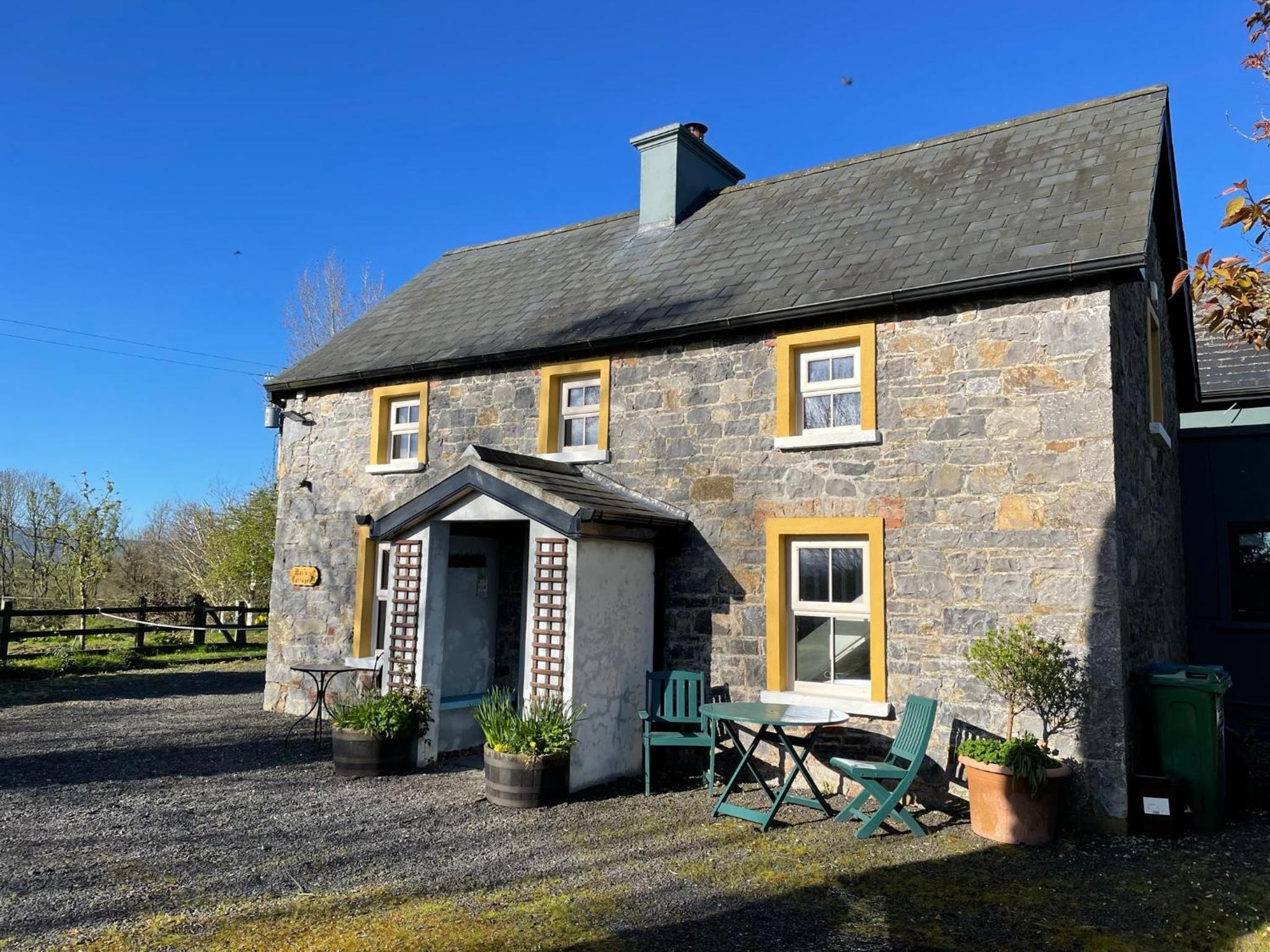 Mai's Cottage Suite - Charming Holiday Rental view 5