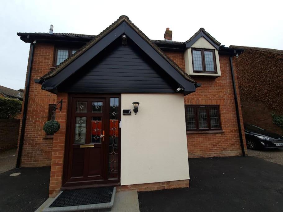 London Luxury 6 Bedroom Family House Sleeps 12 people Parking for 4 Cars Close to tube.