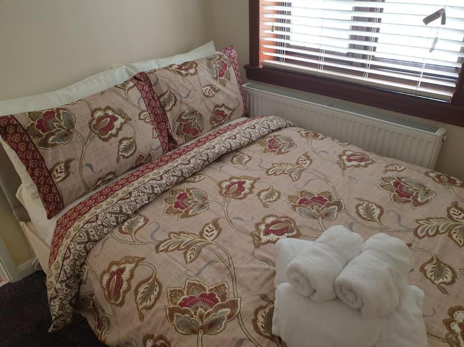 London Luxury 6 Bedroom Family House Sleeps 12 people Parking for 4 Cars Close to tube. view 2