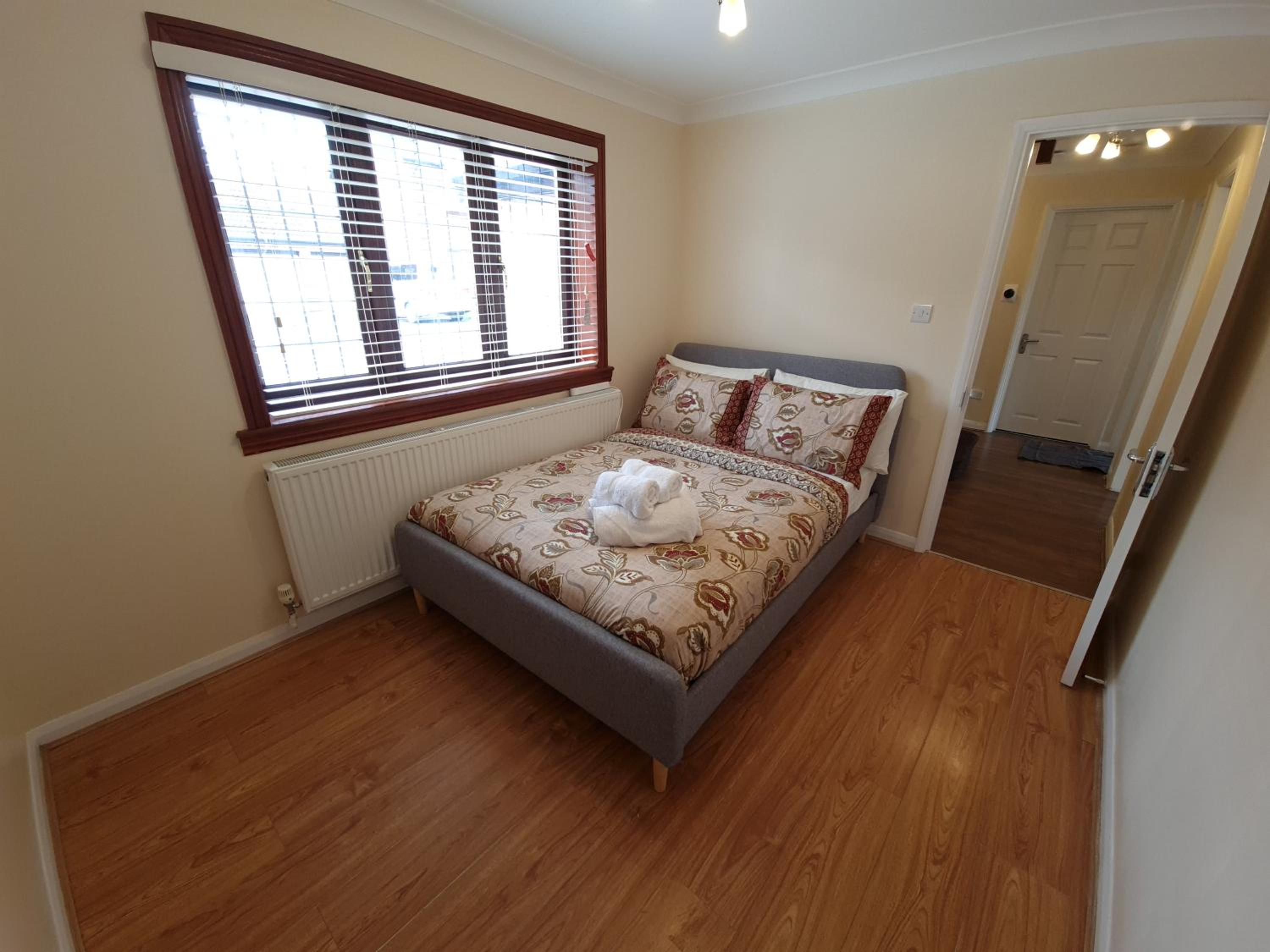 London Luxury 6 Bedroom Family House Sleeps 12 people Parking for 4 Cars Close to tube. view 3