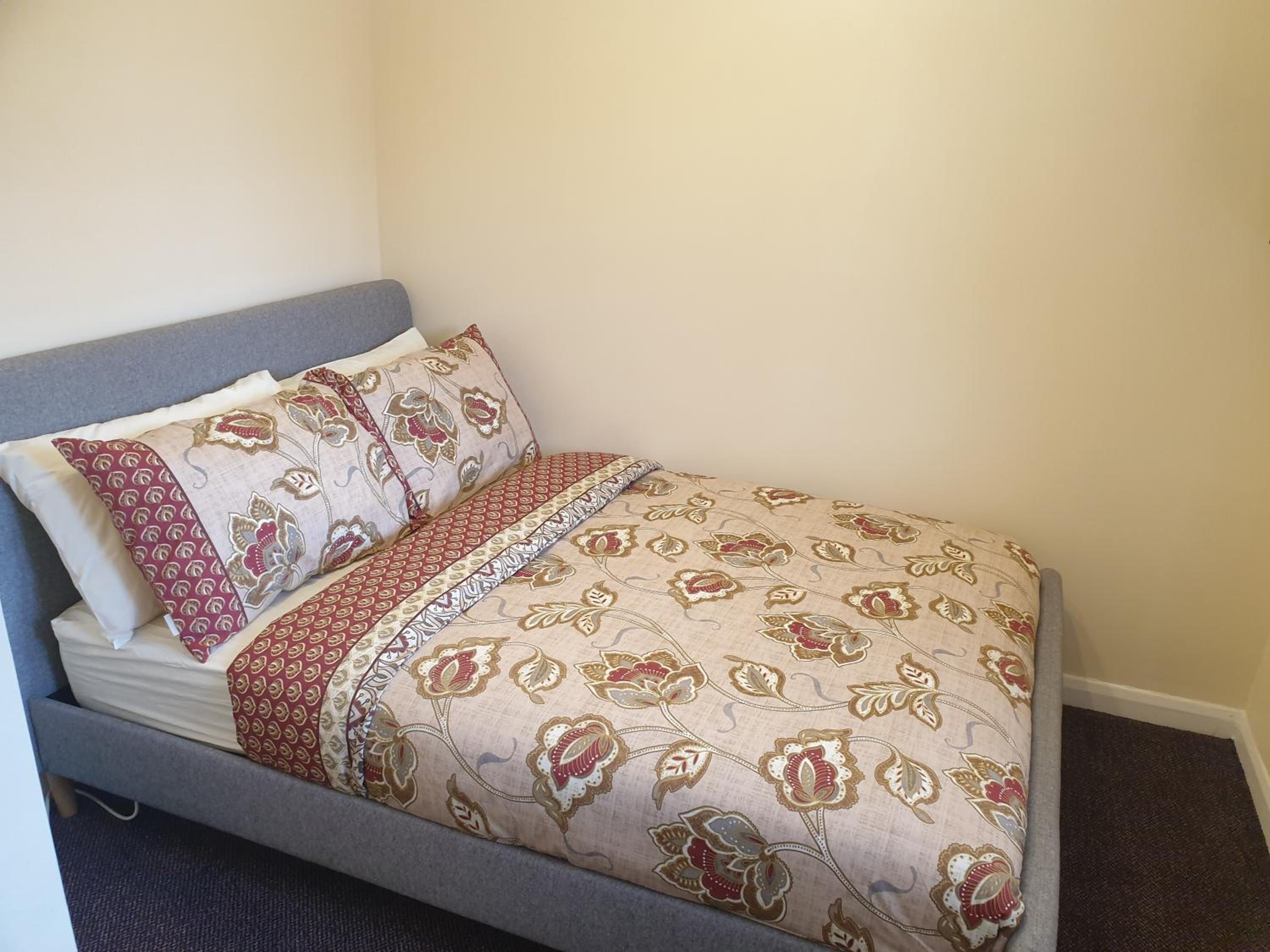 London Luxury 6 Bedroom Family House Sleeps 12 people Parking for 4 Cars Close to tube. view 4