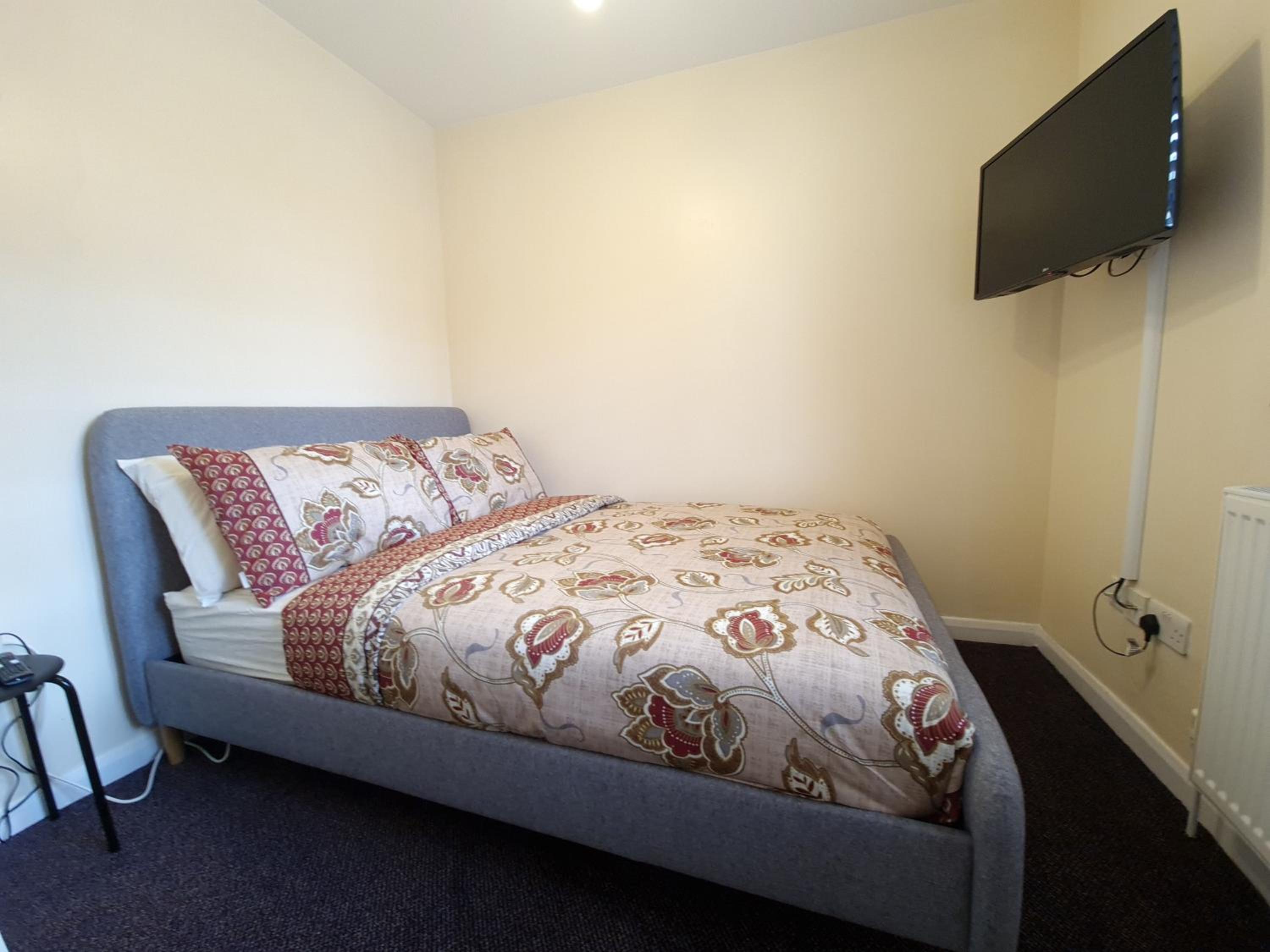 London Luxury 6 Bedroom Family House Sleeps 12 people Parking for 4 Cars Close to tube. view 5