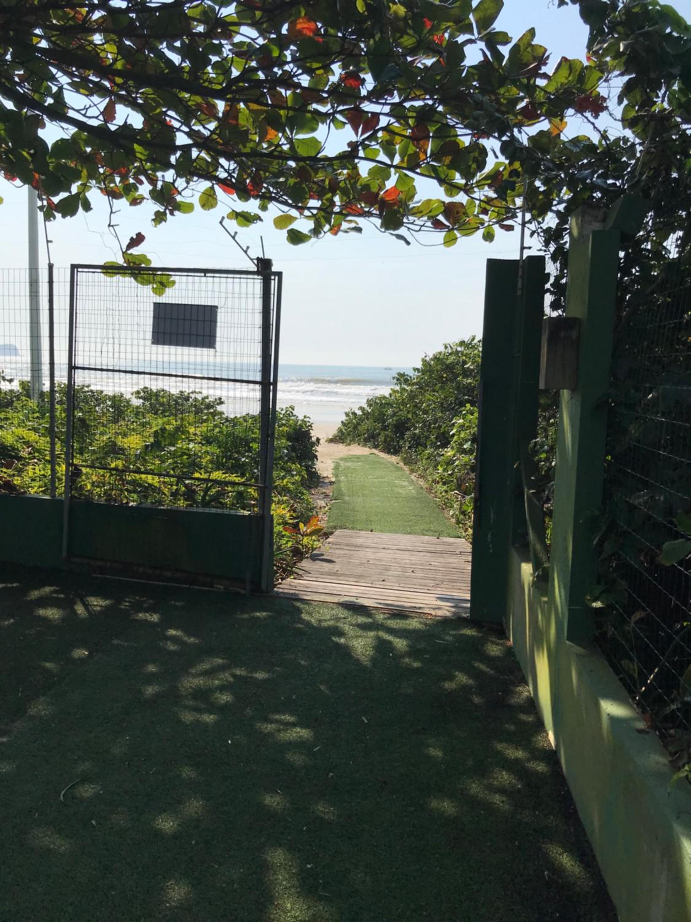 Linda Casa frente mar, pé na areia, Itapema SC, Ar, Wi-fi, Smart Tv