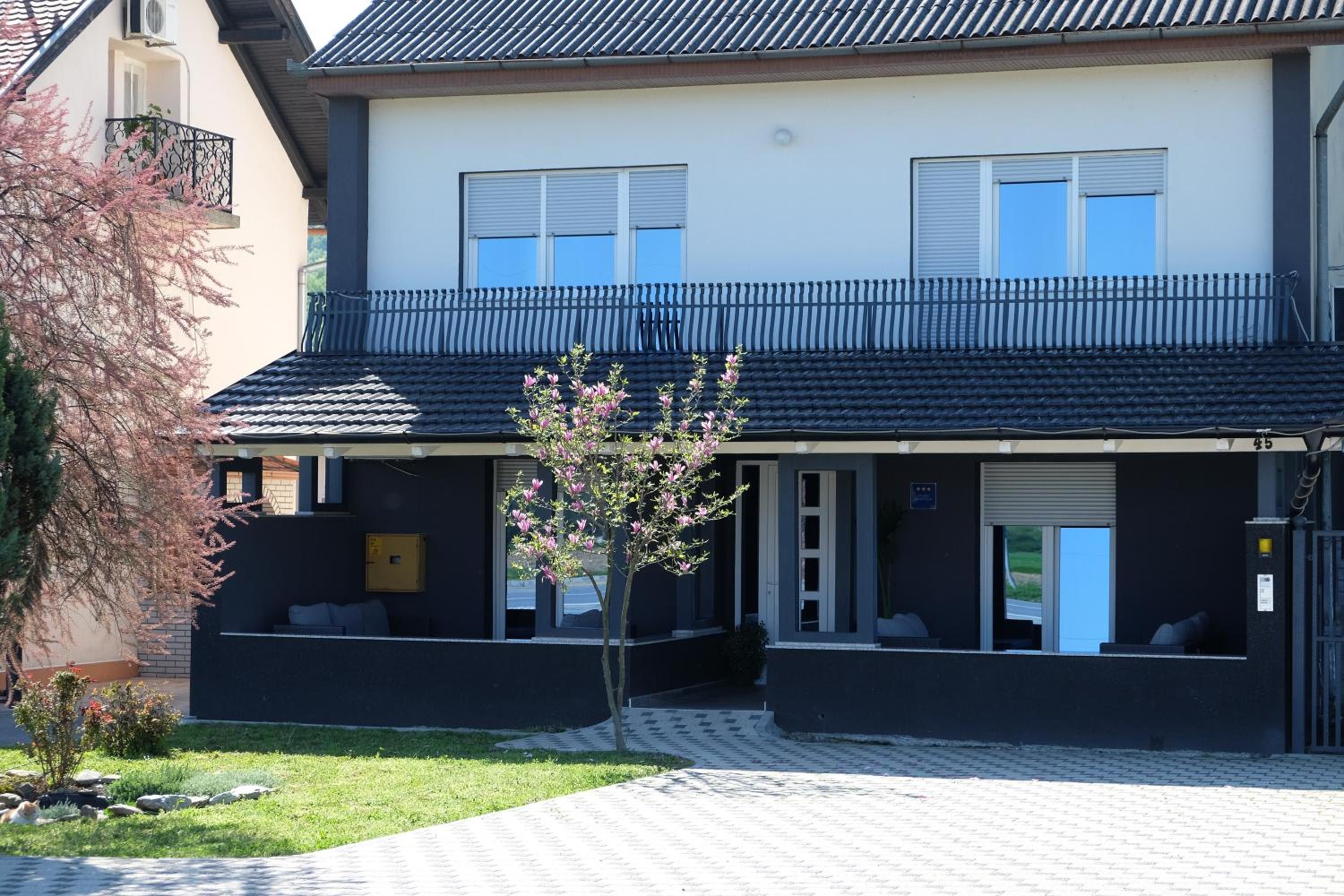 Hotel STUDIO APARTMANI RO-MA - Image 1