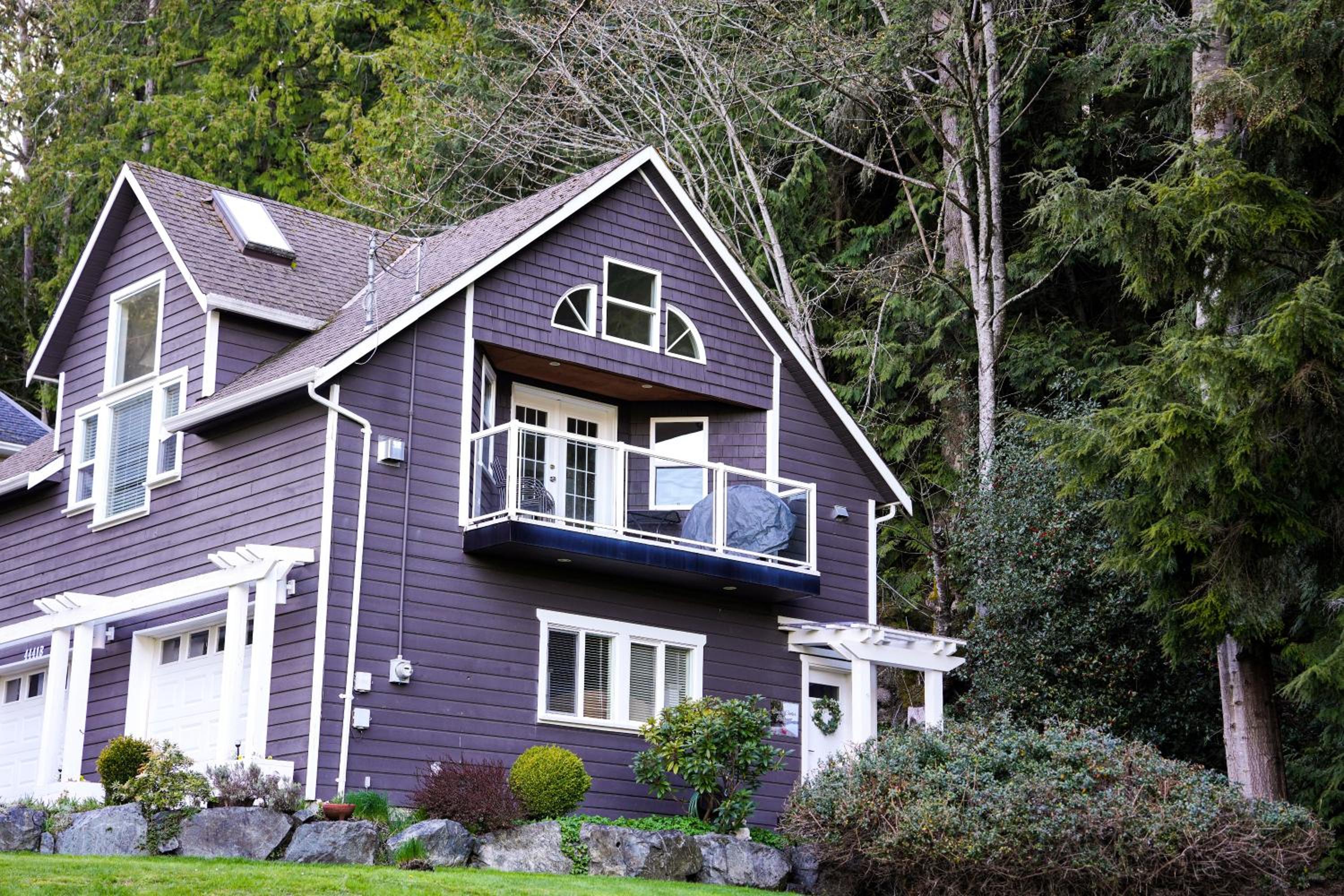Sea and Cedar Retreat-a home in a tranquil setting