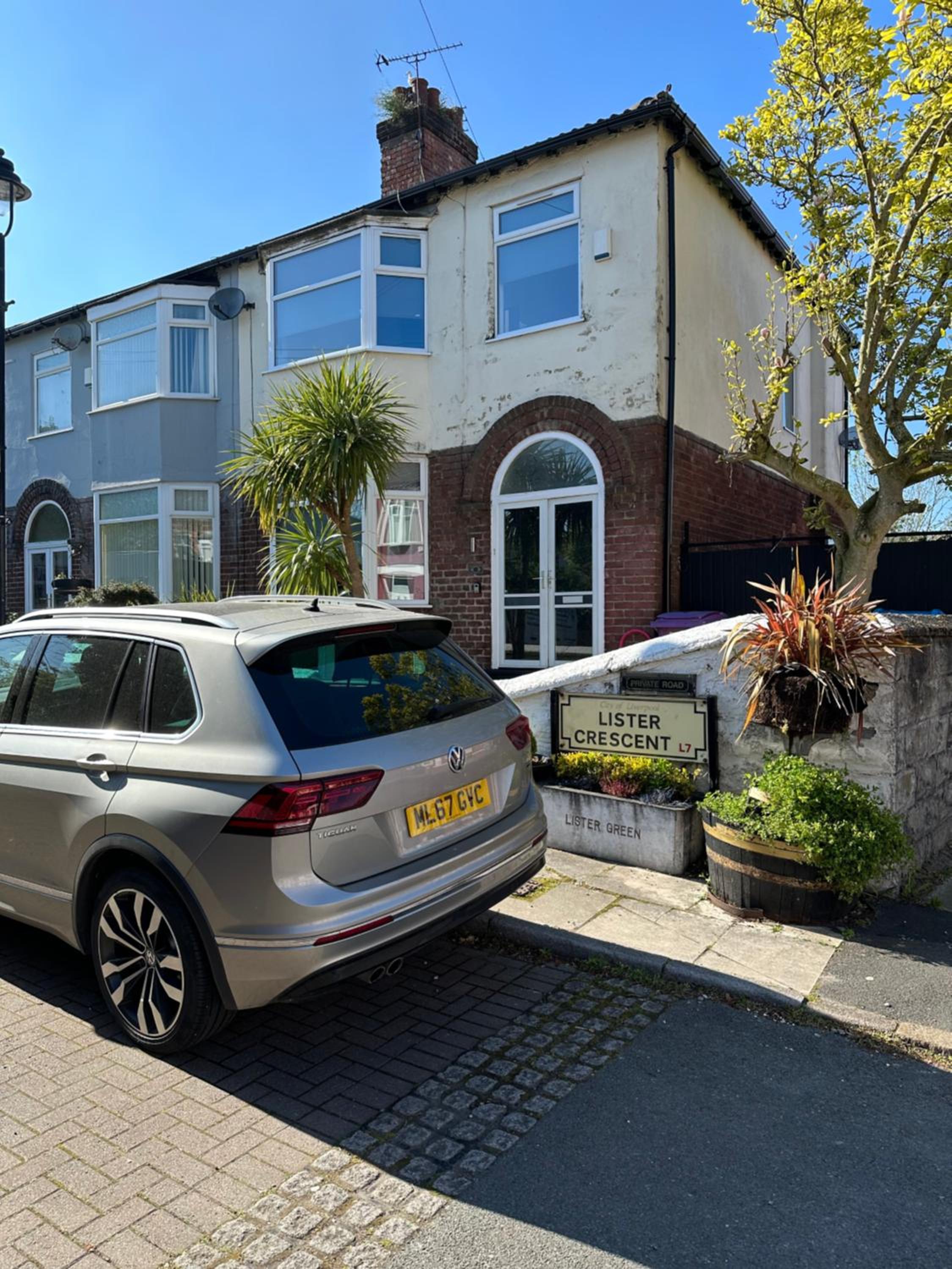 SPECIAL RATE FOR BOOKINGS MORE THAN 7 NIGHTS, WARM SPACIOUS CONTRACTOR HOUSE NEAR LIVERPOOL CITY CENTRE SLEEPS 8 kitchen & dining room, washing machine photo 5