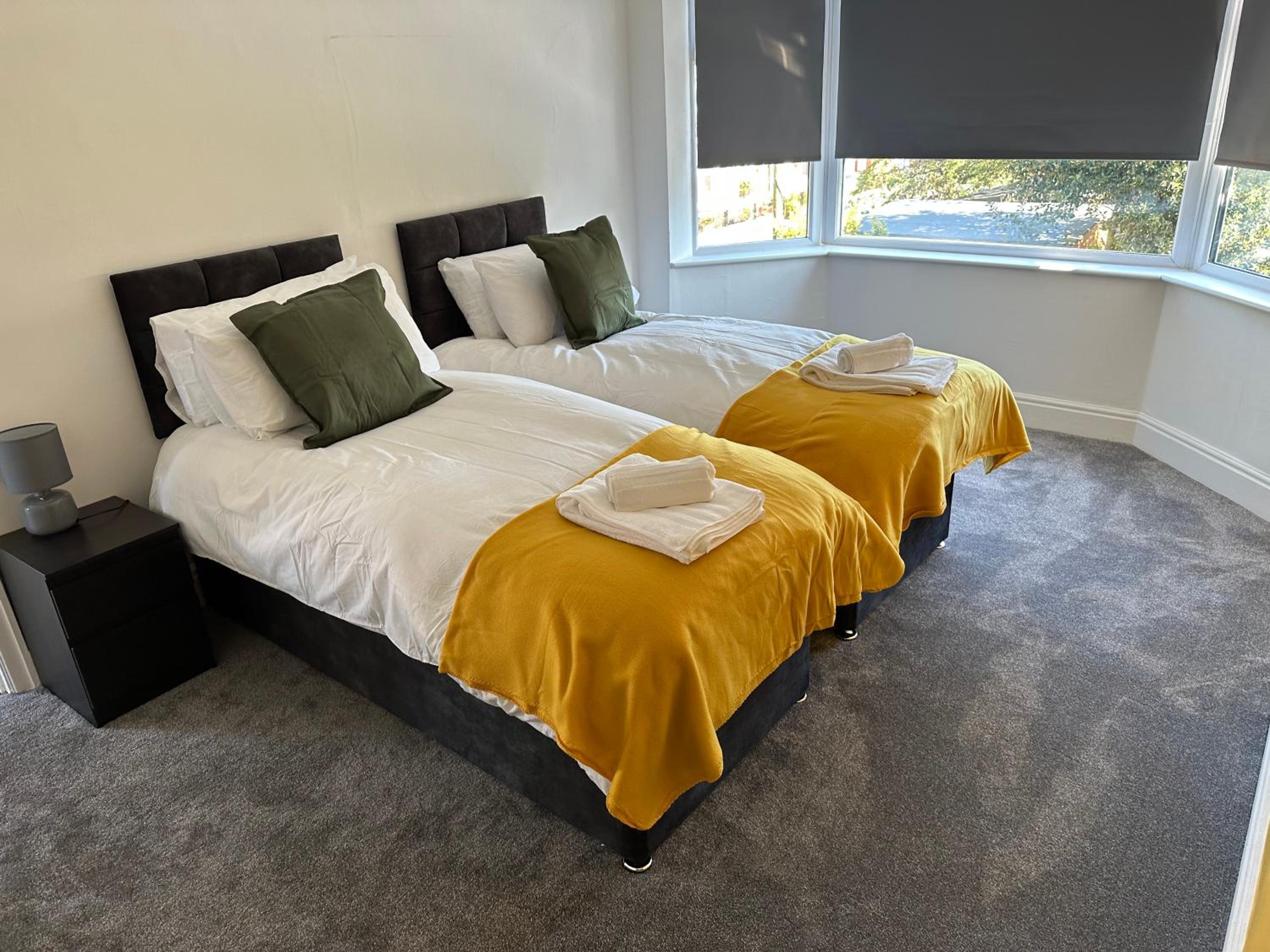 SPECIAL RATE FOR BOOKINGS MORE THAN 7 NIGHTS, WARM SPACIOUS CONTRACTOR HOUSE NEAR LIVERPOOL CITY CENTRE SLEEPS 8 kitchen & dining room, washing machine photo 2