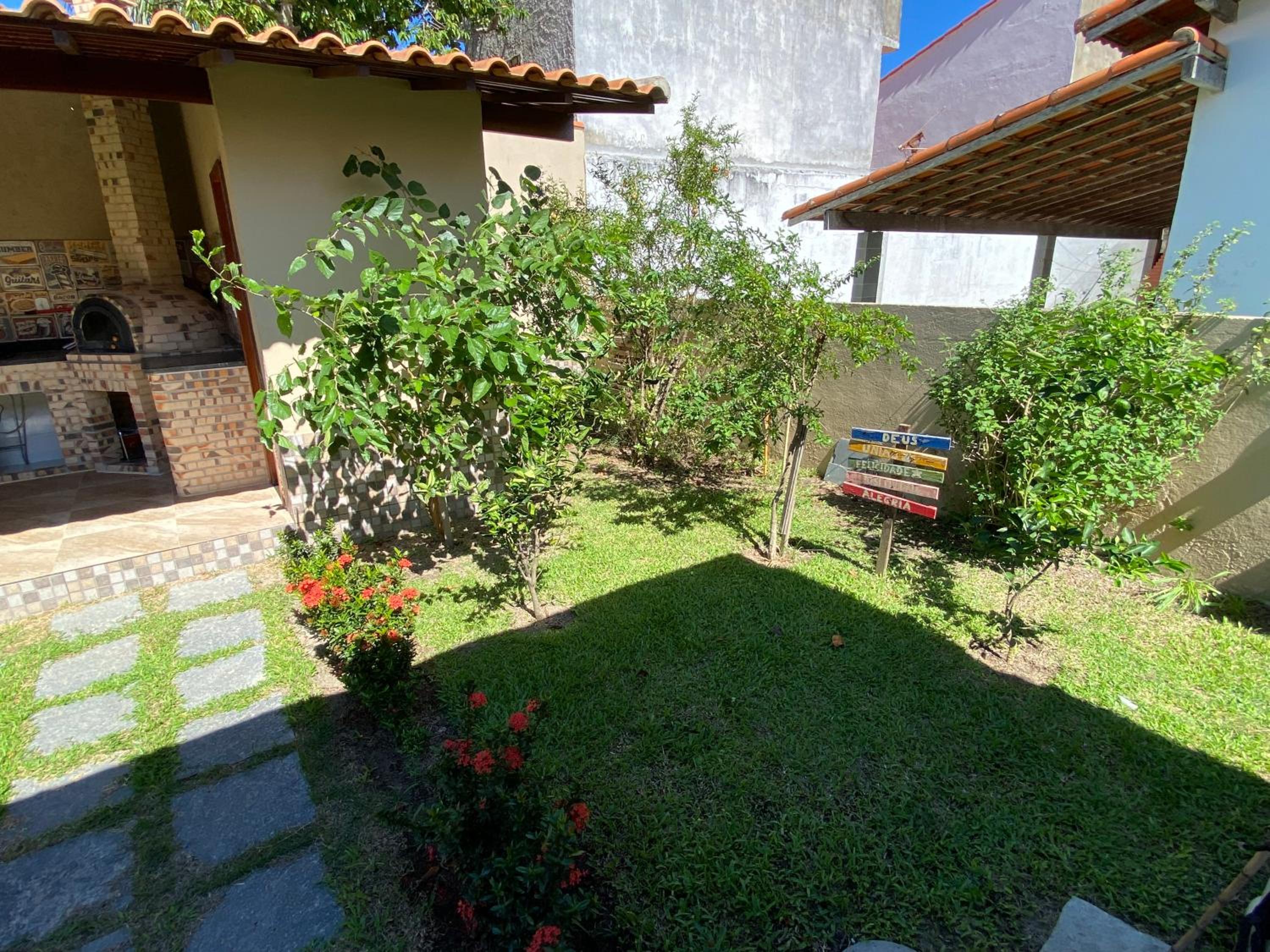 Casa com piscina, ar condicionado, campo de futebol e área gourmet a um quarteirão da lagoa de Praia Seca