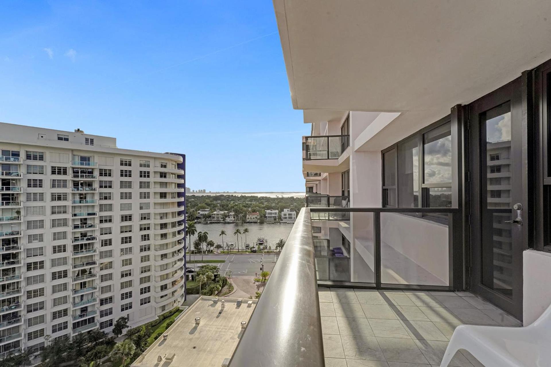 Cozy Beachfront 2 BDR & 2 BA Miami Beach Condo view 5