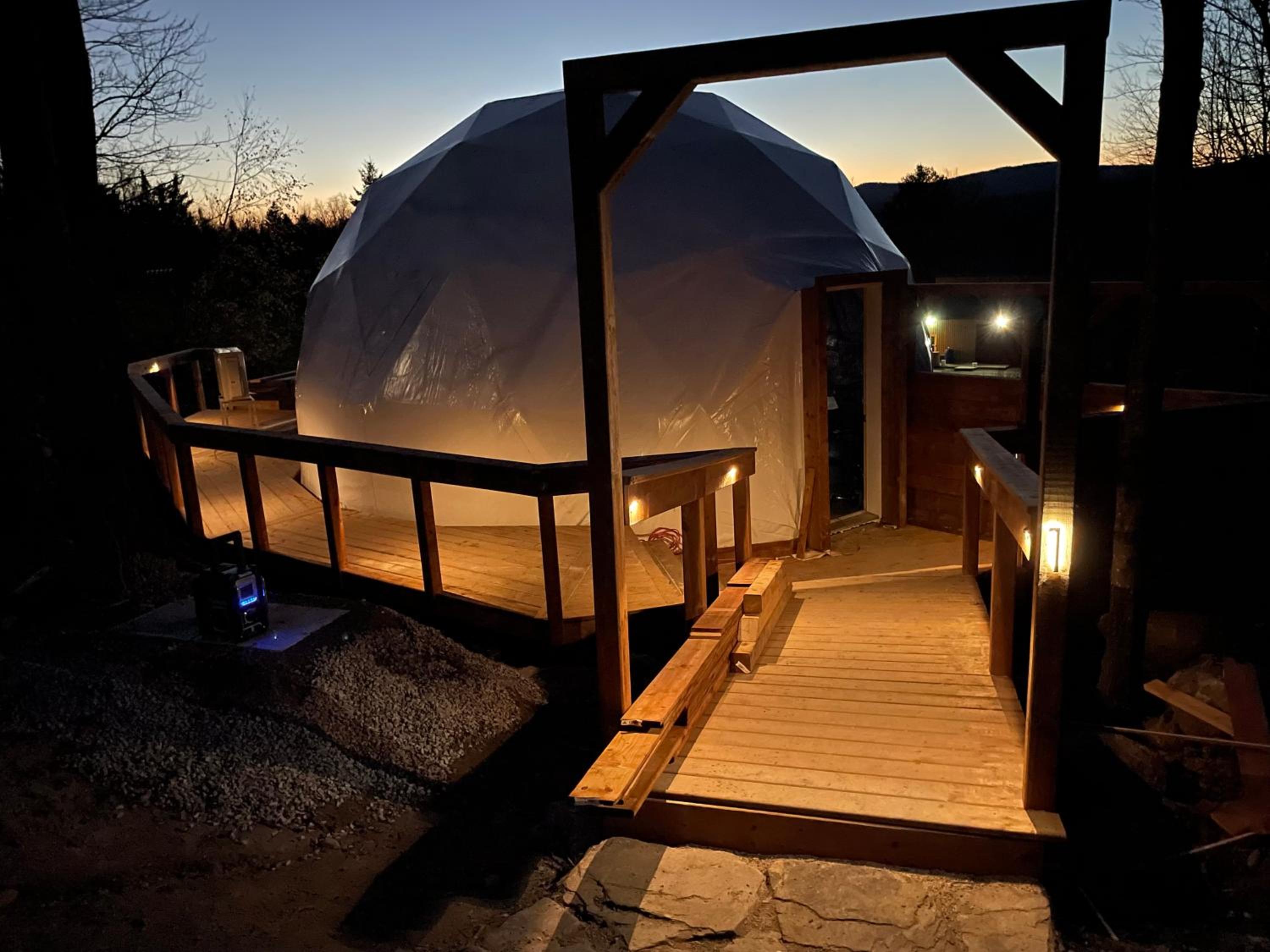 Mi-clos - luxury pods with private jacuzzi and sauna
