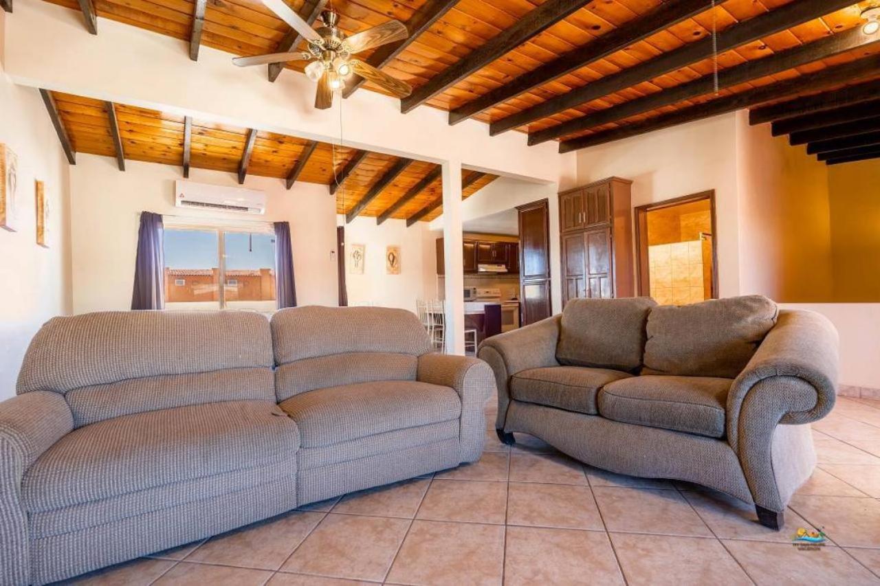 Condo 4, In town and steps to the beach and Malecon