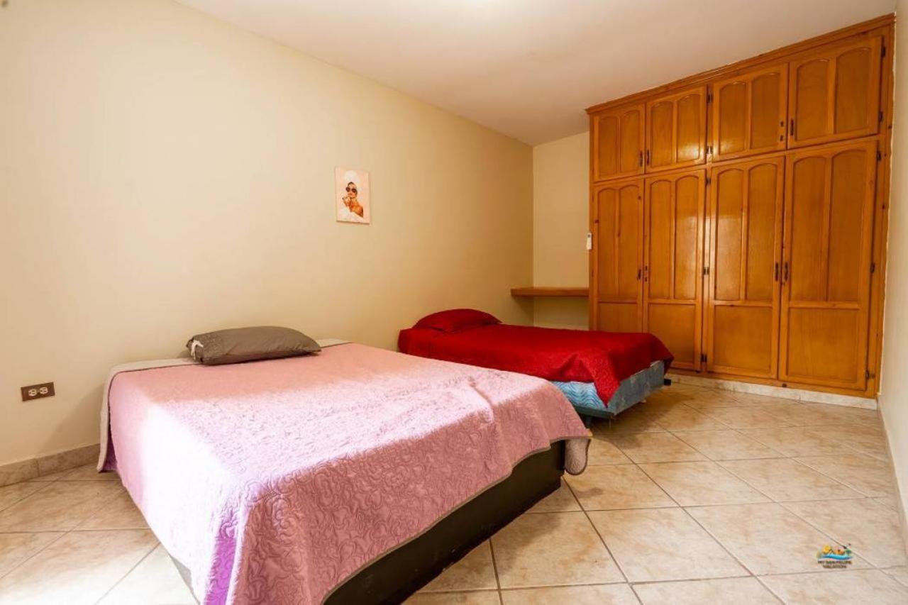 Condo 4, In town and steps to the beach and Malecon