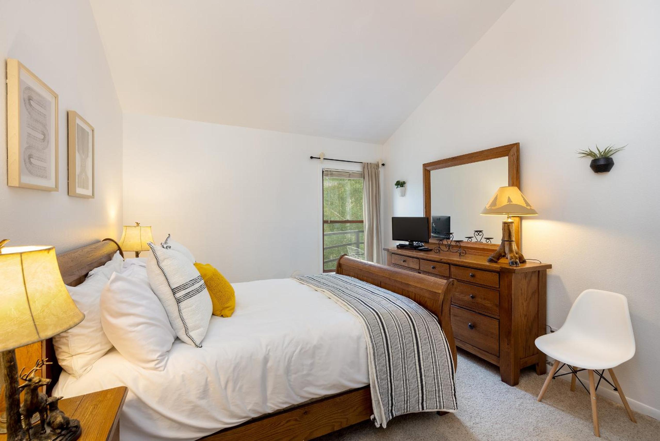 Mountain view, kids room, great location! view 3