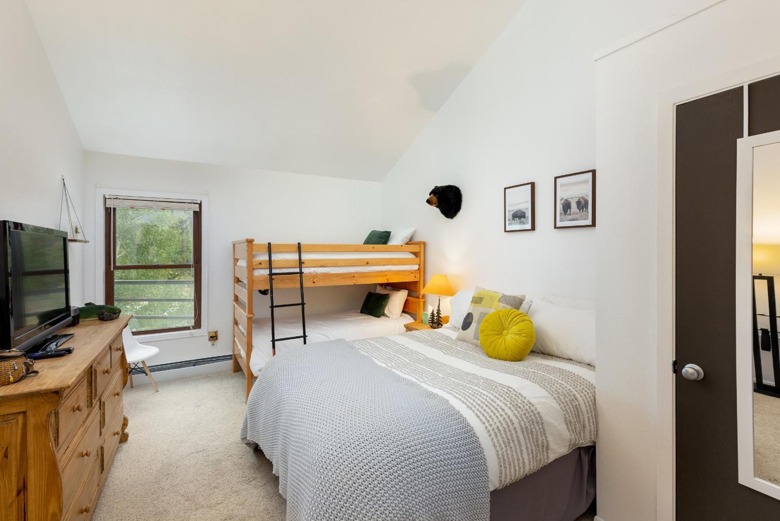 Mountain view, kids room, great location! view 4