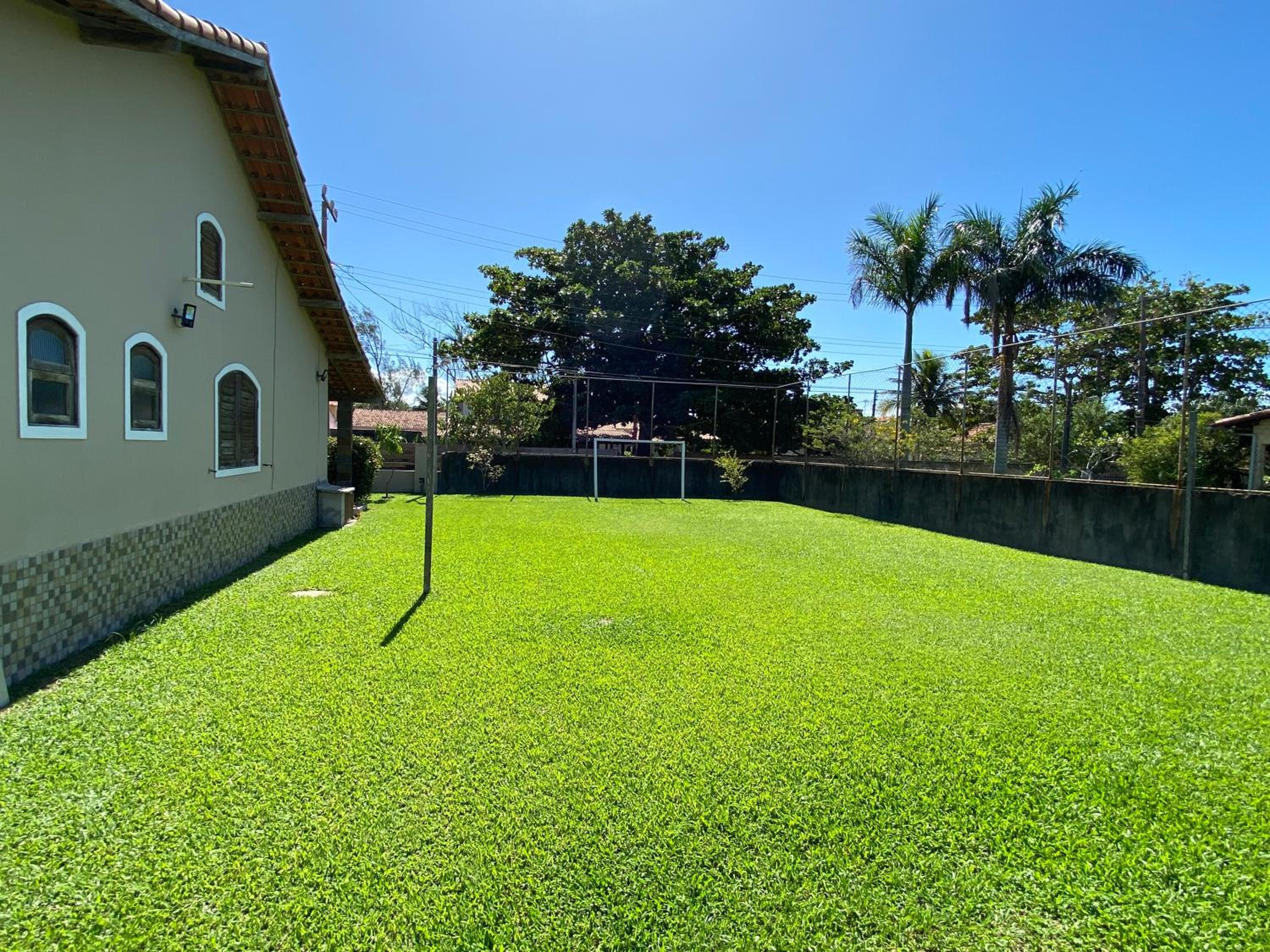 Casa com piscina, ar condicionado, campo de futebol e área gourmet a um quarteirão da lagoa de Praia Seca