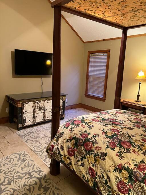 Oxford Chalet Getaway with Lake/Beach Access - Property Image 40