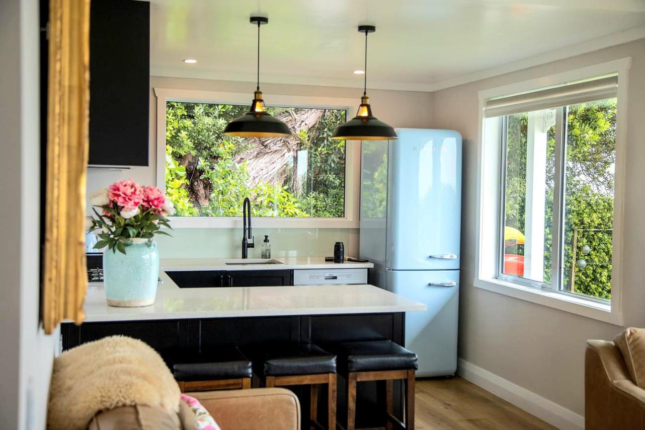 Red Rock Cottage, beachfront luxury view 3
