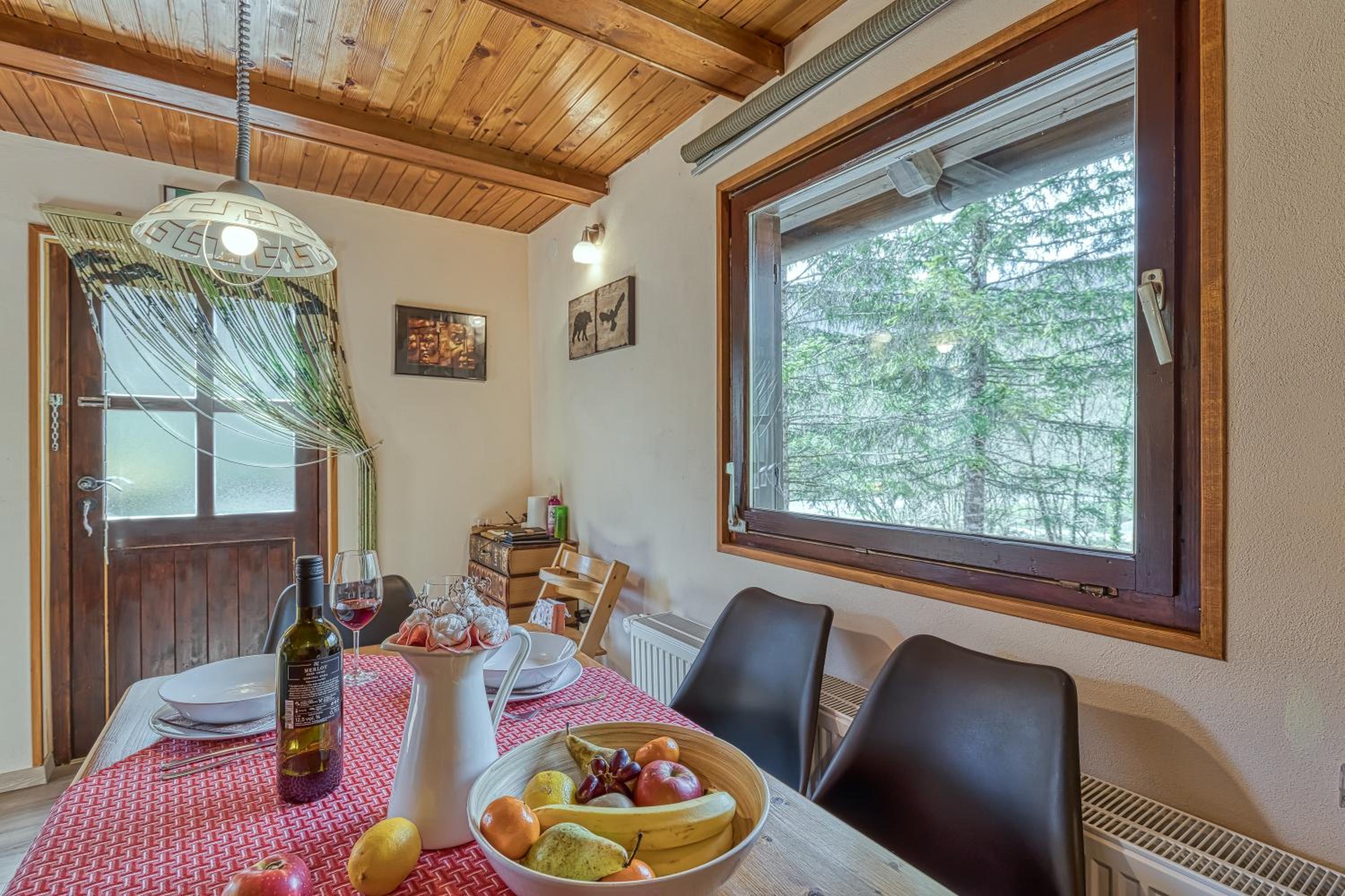 Rozi's Riverside Cottage - Happy Rentals view 5