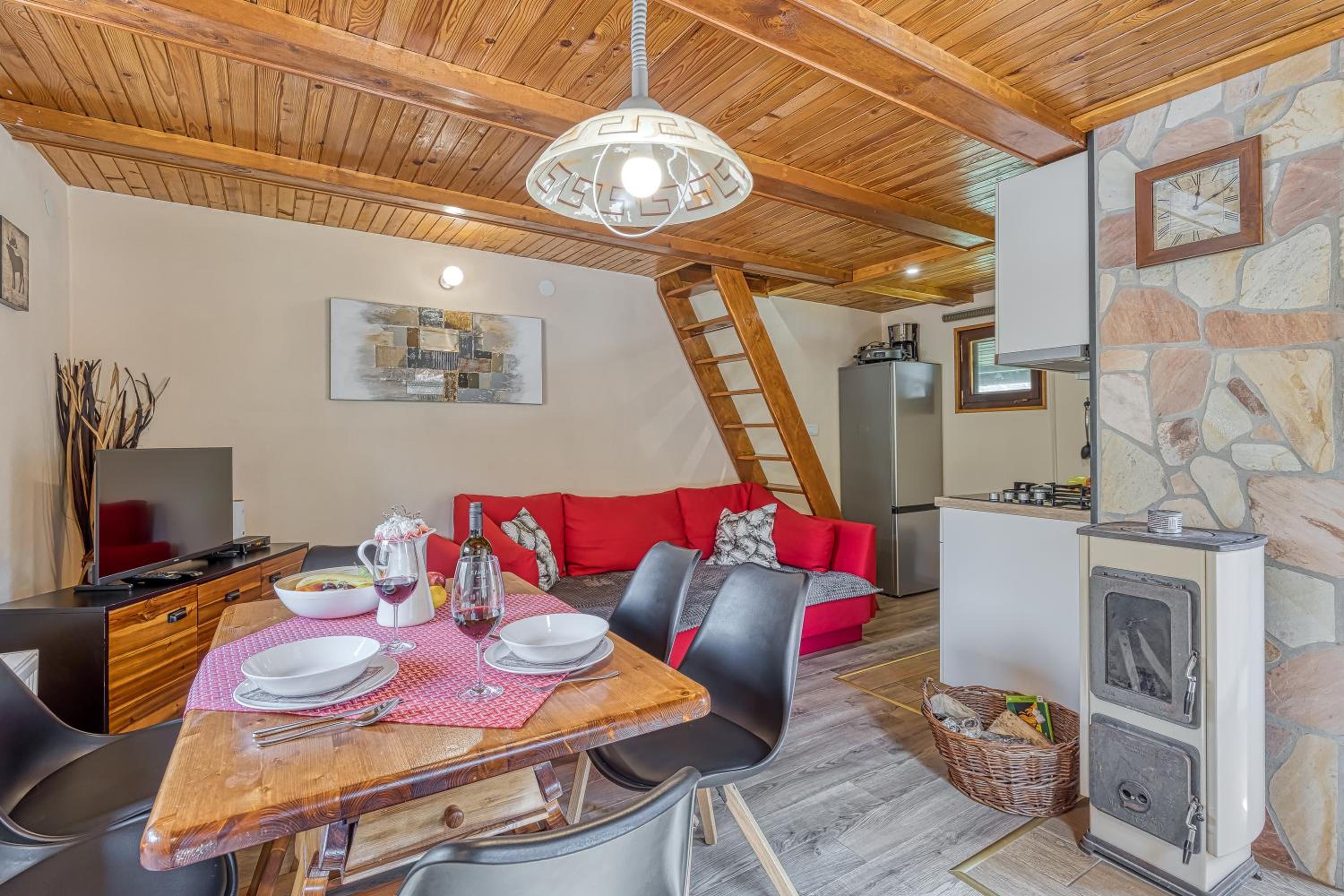 Rozi's Riverside Cottage - Happy Rentals view 4