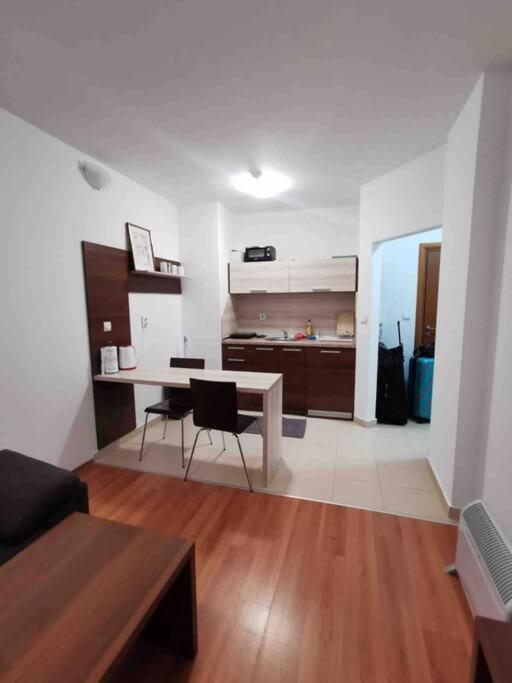 Lovely private apartment in Belelvedre