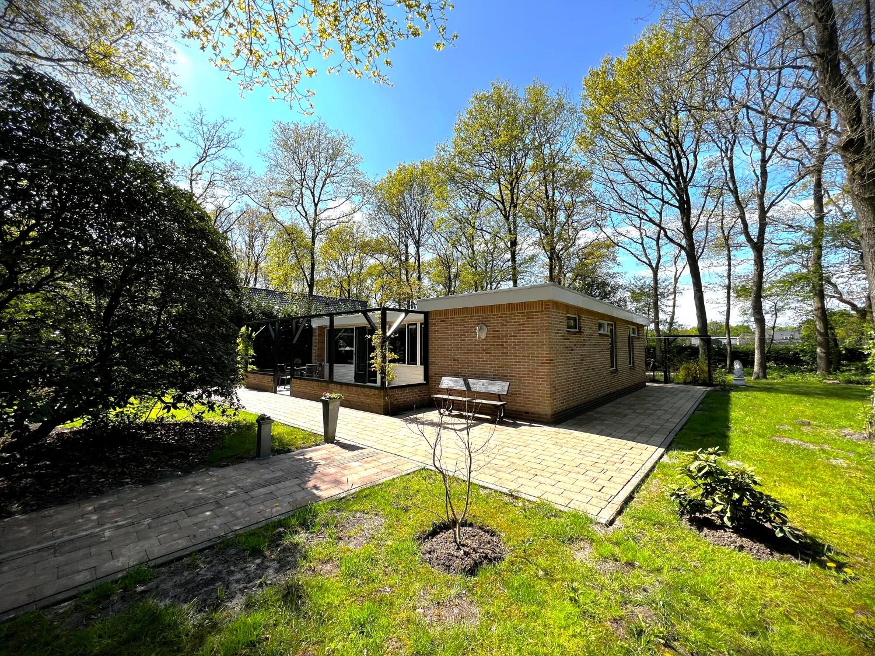 Veel eigen en omheinde grond in dit luxe huisje! view 4