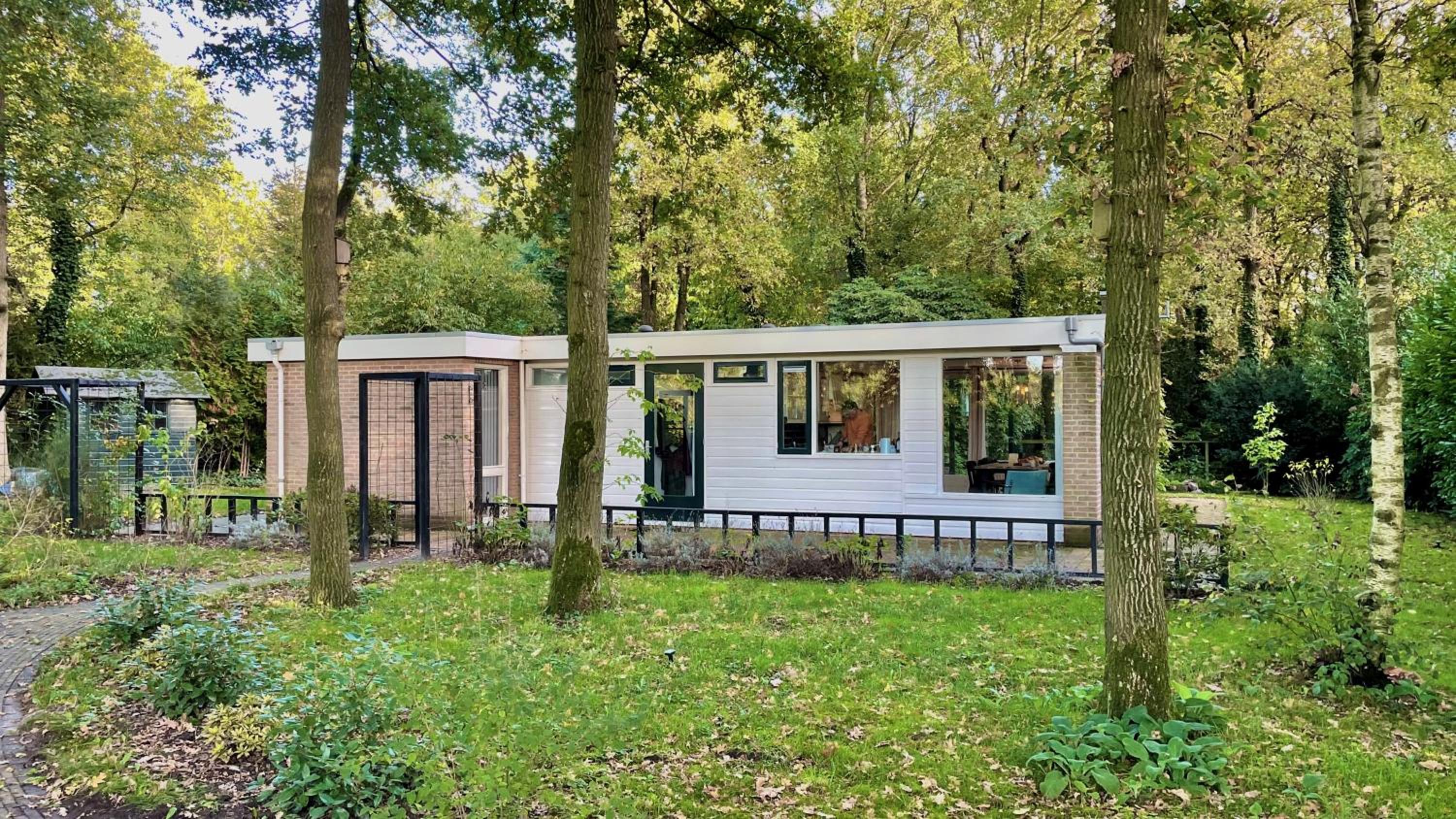 Veel eigen en omheinde grond in dit luxe huisje! view 5