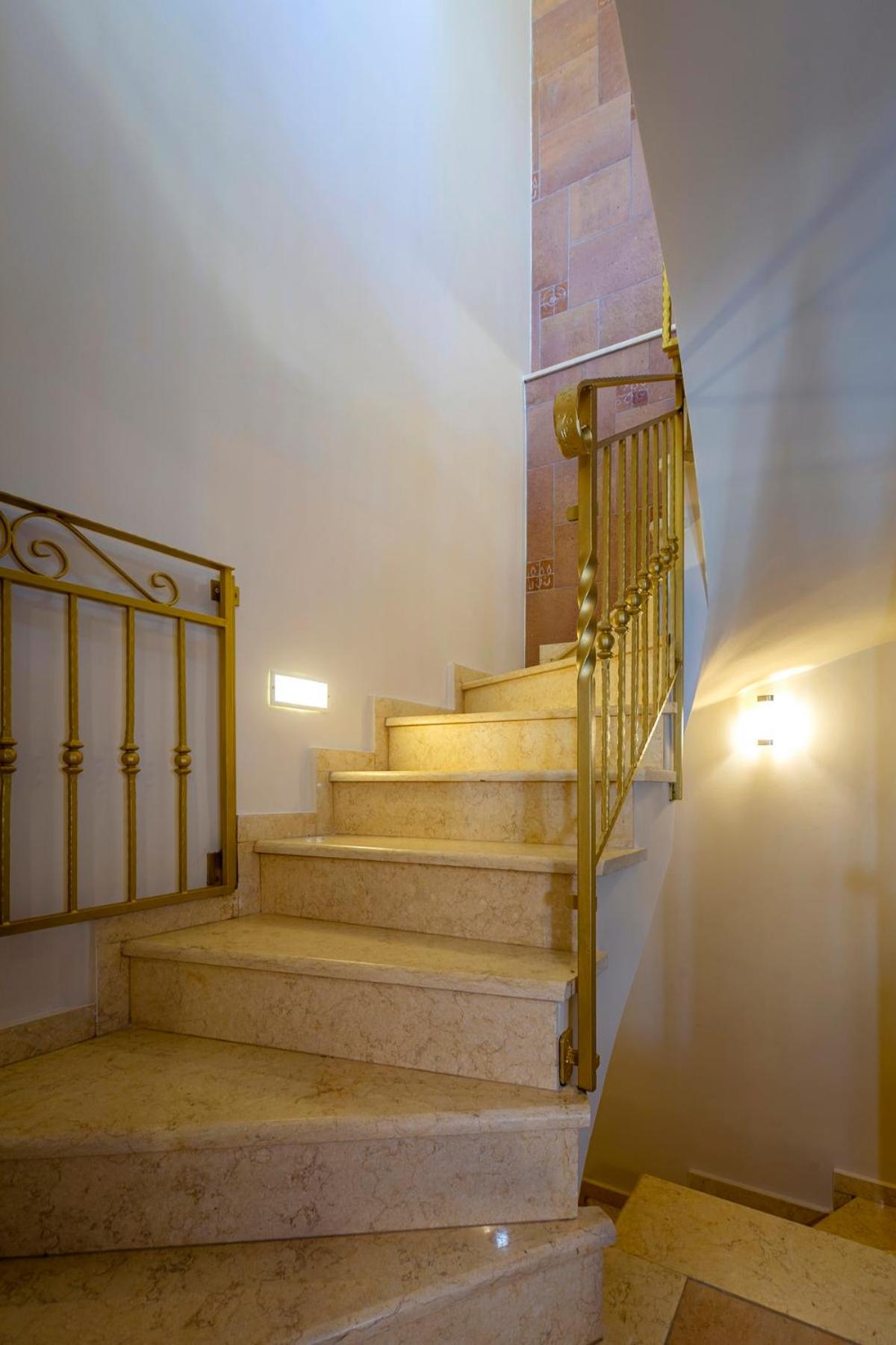Solaris Methea- Luxury Central Villa by the Castle