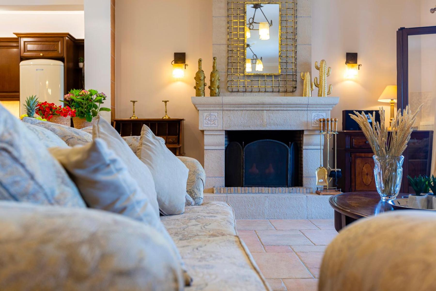 Solaris Methea- Luxury Central Villa by the Castle