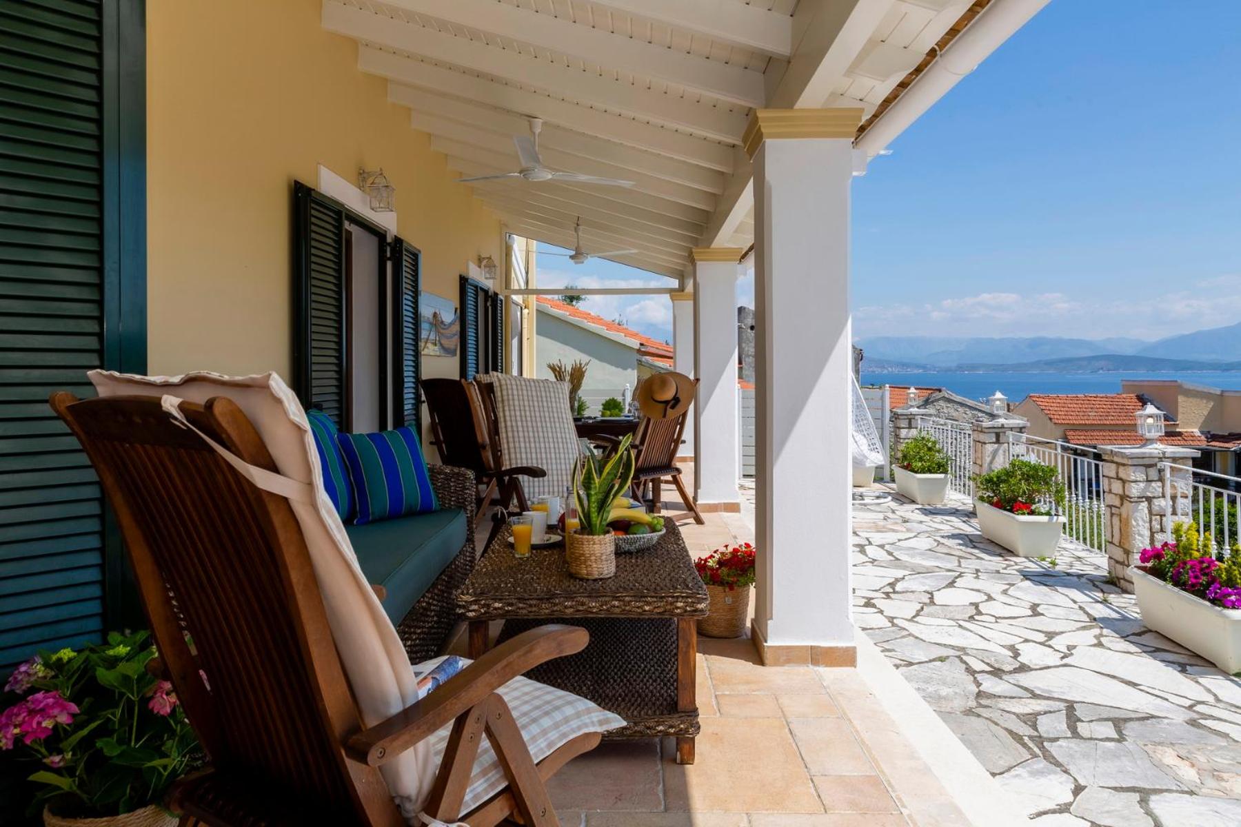 Solaris Methea- Luxury Central Villa by the Castle