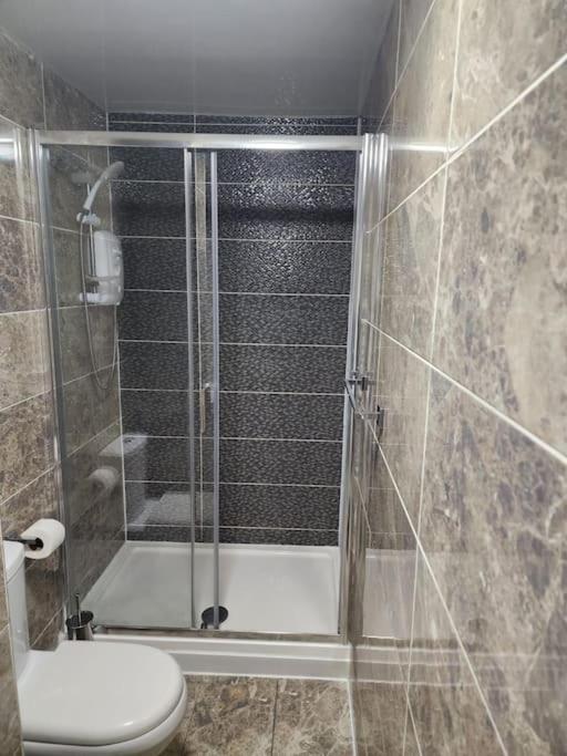 Leicester Vacations - City Centre 2 Bed 2 Bath 5 guest with Cheapest overnight Car park Entrepreneur Stays - Property Image 5