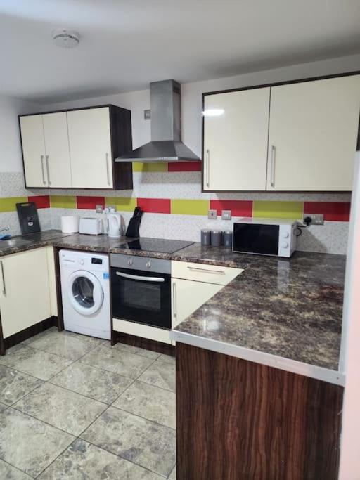 Leicester Vacations - City Centre 2 Bed 2 Bath 5 guest with Cheapest overnight Car park Entrepreneur Stays - Property Image 7