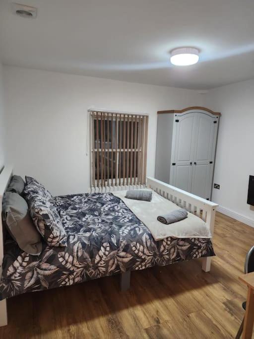 Leicester Vacations - City Centre 2 Bed 2 Bath 5 guest with Cheapest overnight Car park Entrepreneur Stays - Property Image 3