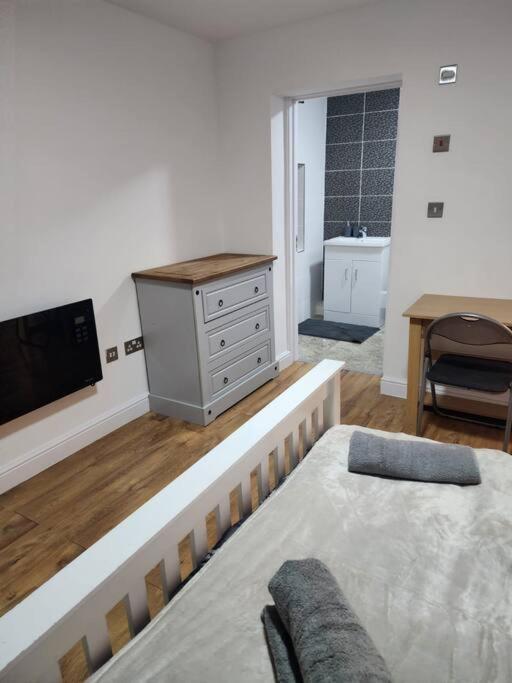 Leicester Vacations - City Centre 2 Bed 2 Bath 5 guest with Cheapest overnight Car park Entrepreneur Stays - Property Image 4