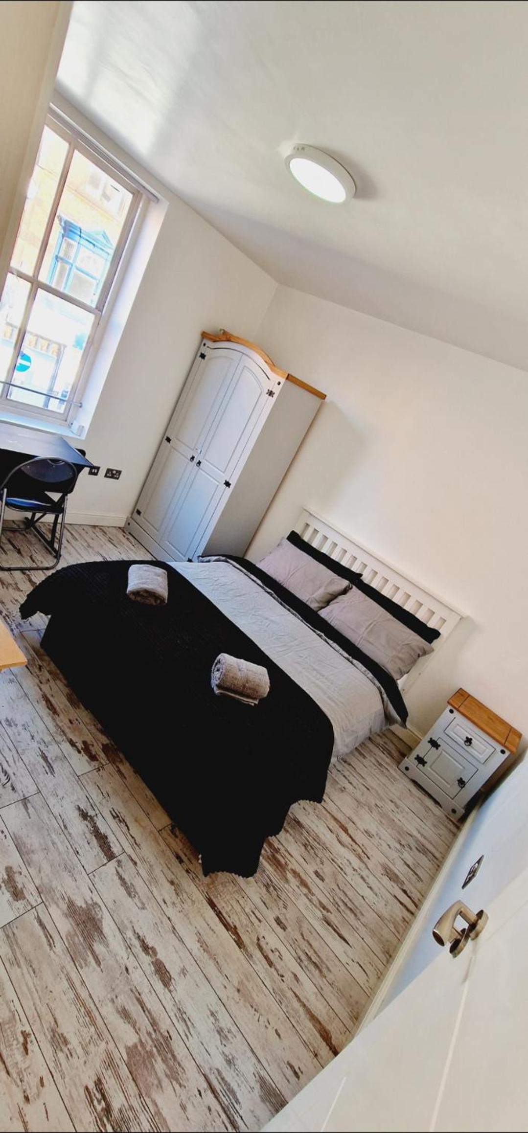 Leicester Vacations - City Centre 2 Bed 2 Bath 5 guest with Cheapest overnight Car park Entrepreneur Stays - Property Image 1