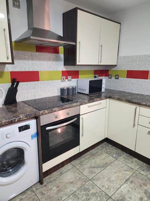 Leicester Vacations - City Centre 2 Bed 2 Bath 5 guest with Cheapest overnight Car park Entrepreneur Stays - Property Image 8