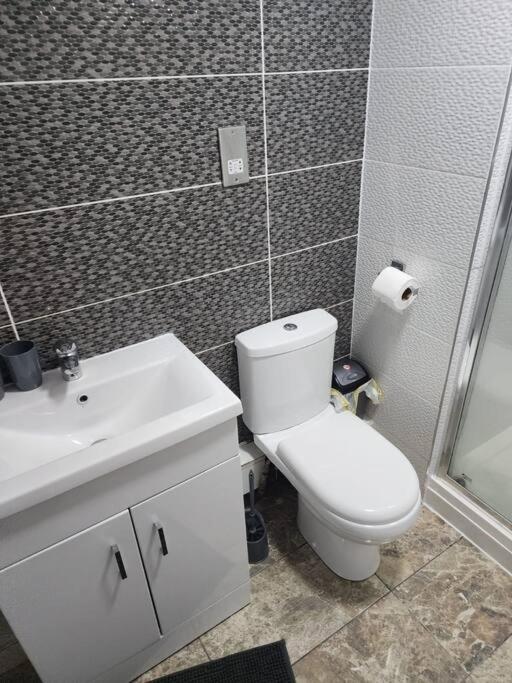 Leicester Vacations - City Centre 2 Bed 2 Bath 5 guest with Cheapest overnight Car park Entrepreneur Stays - Property Image 11
