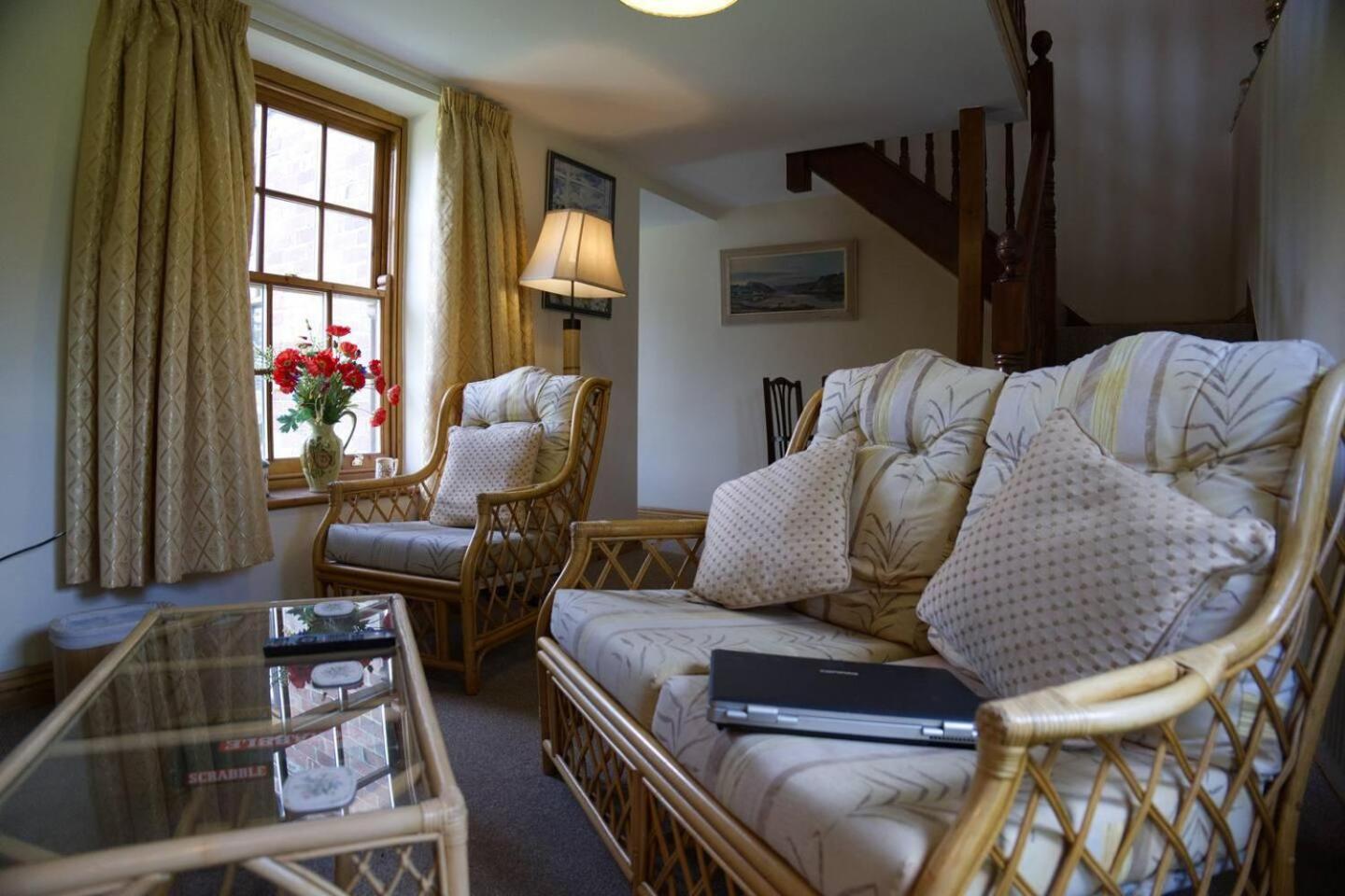 Cottage - Sleeps 2 - Garden - Parking view 2