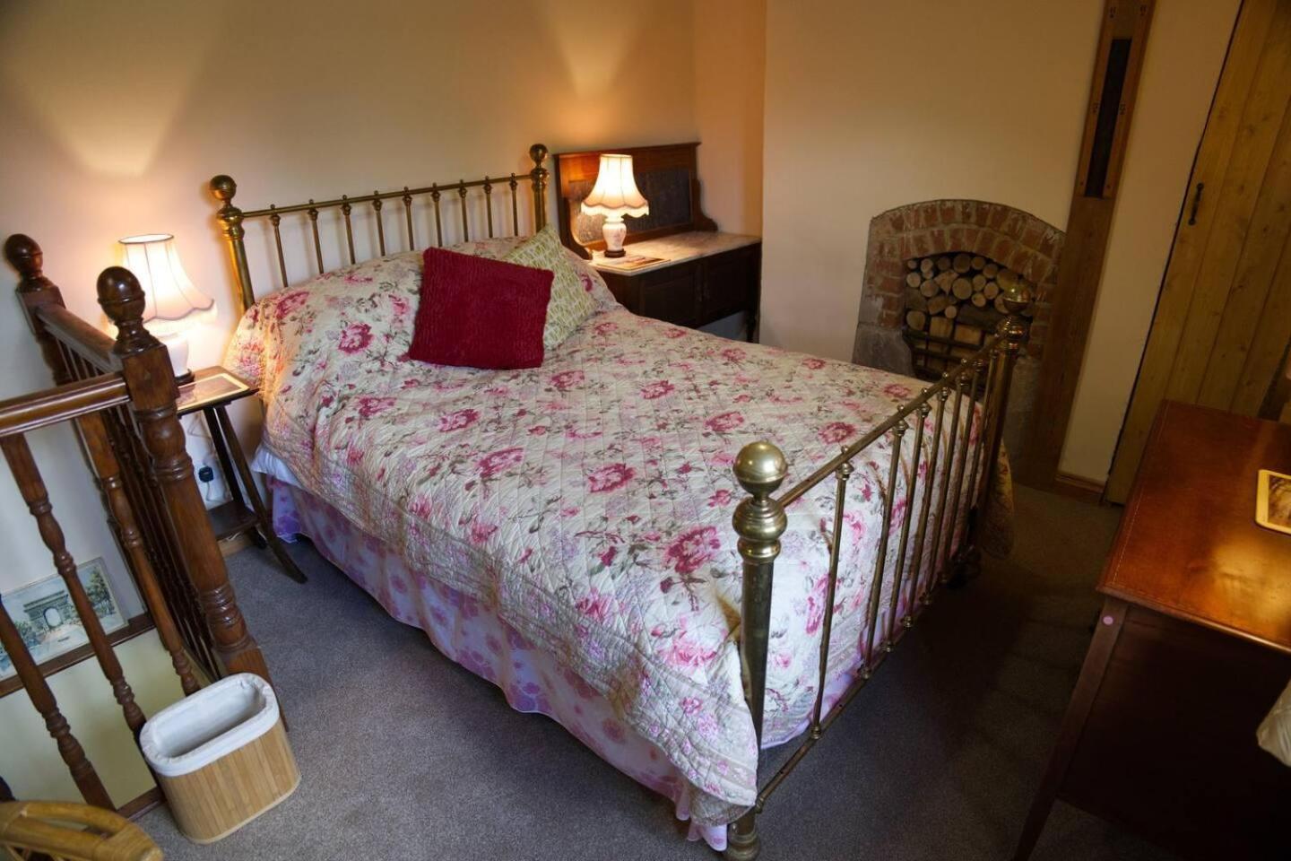 Cottage - Sleeps 2 - Garden - Parking view 3