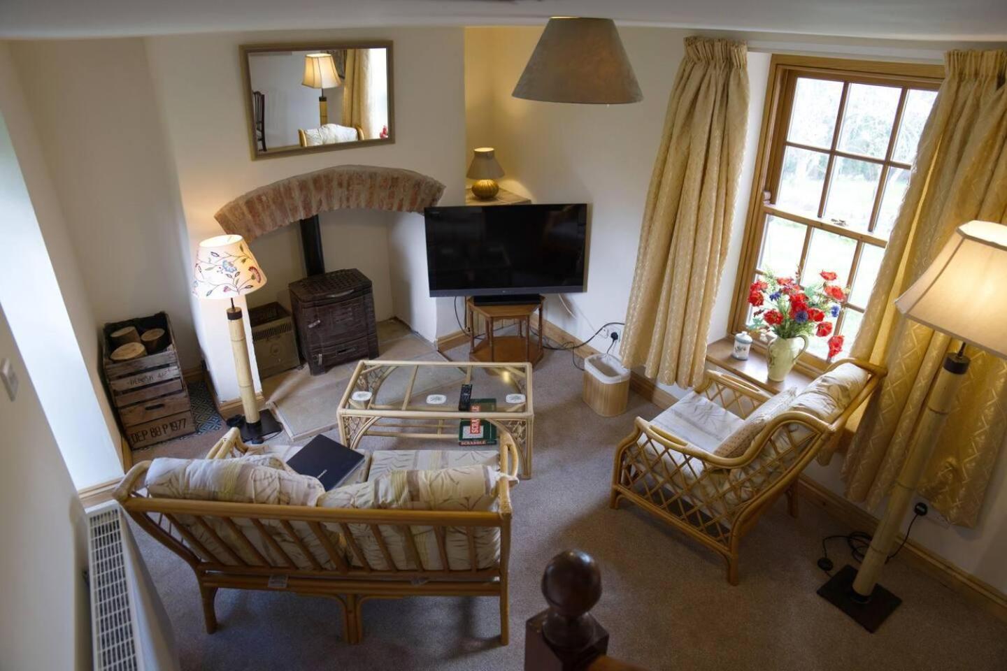 Cottage - Sleeps 2 - Garden - Parking view 4