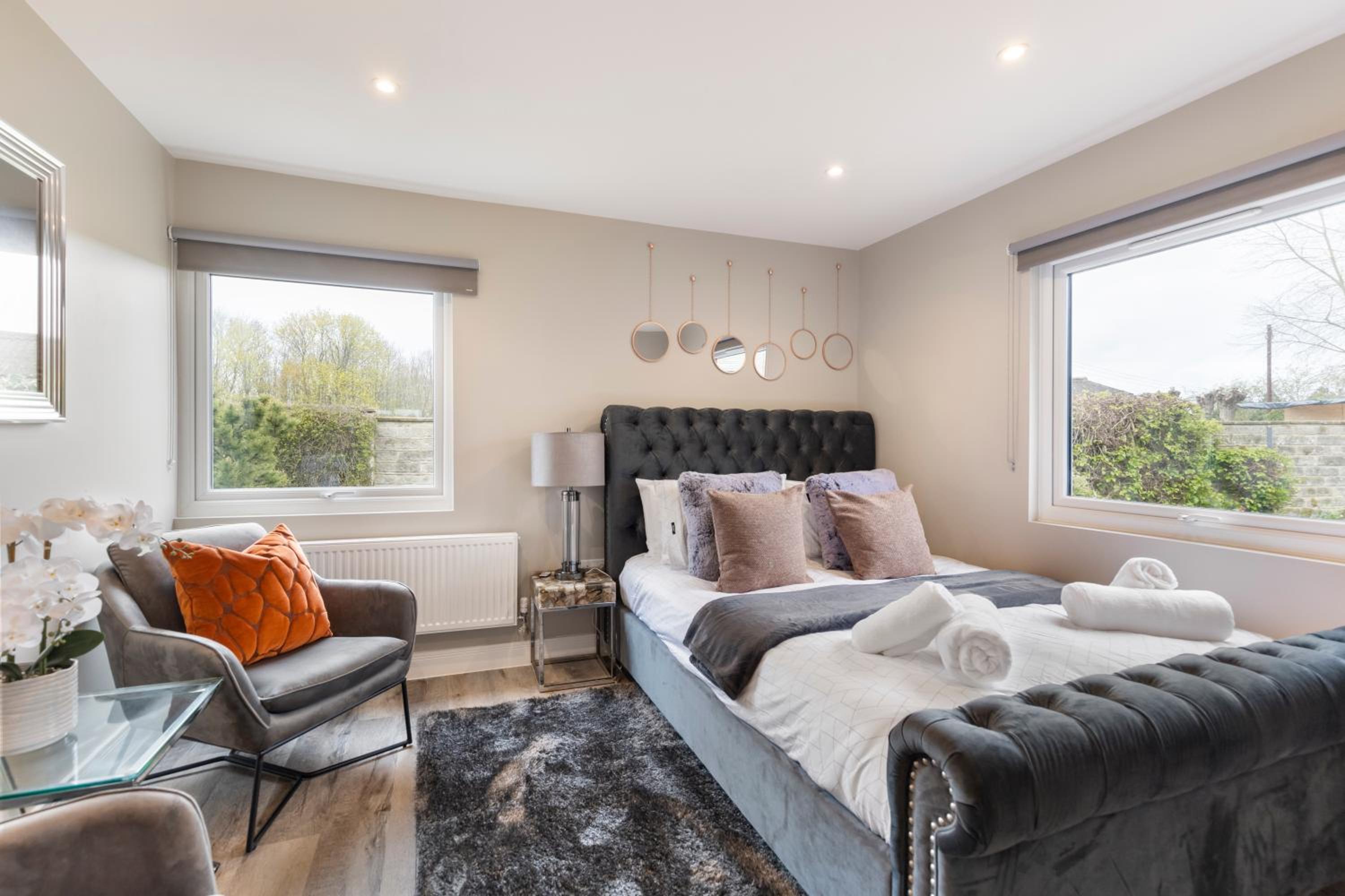 Luxurious 5-Bed House with Pool, Hot Tub & Parking view 2