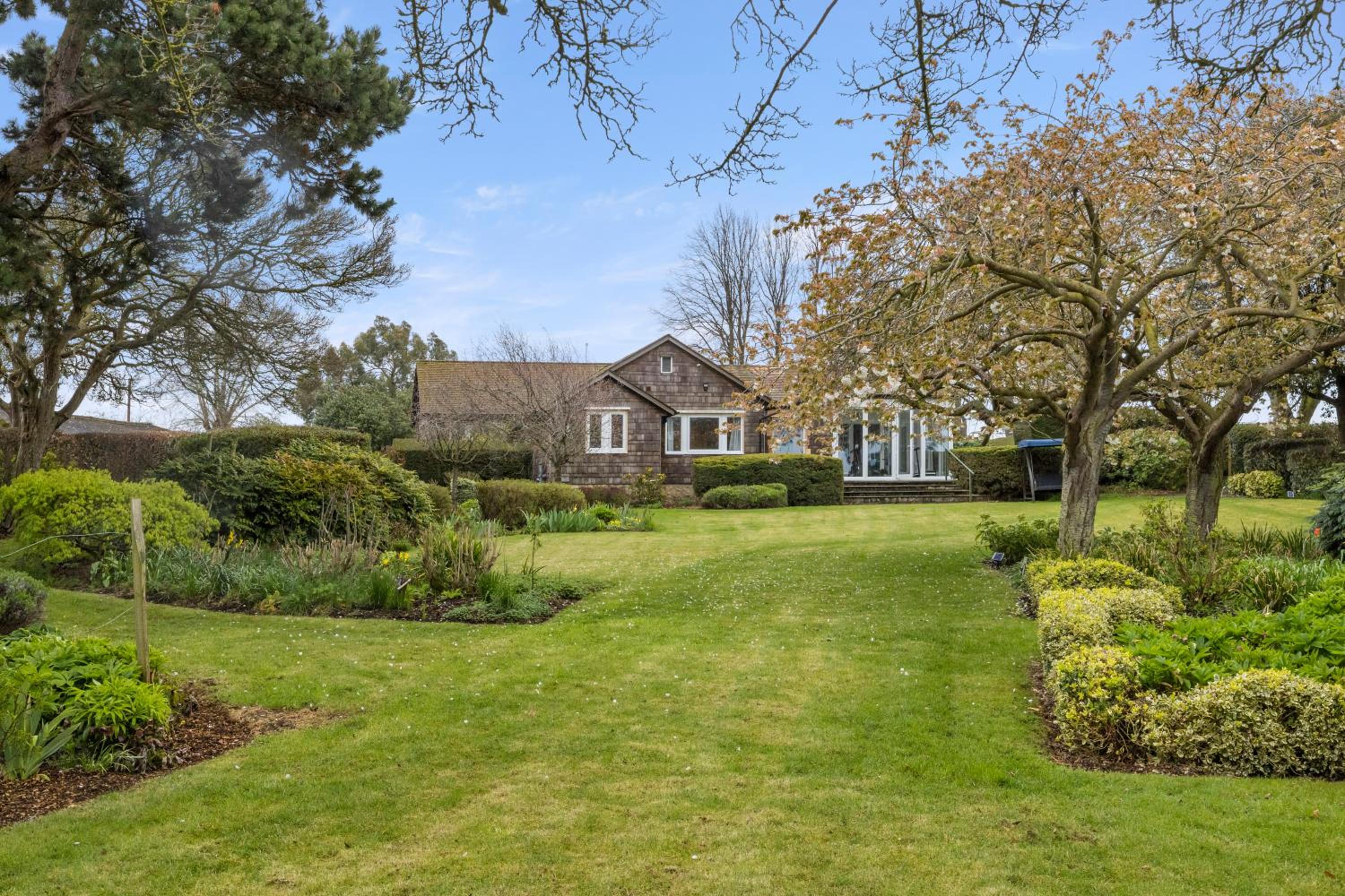 Luxurious 5-Bed House with Pool, Hot Tub & Parking view 5