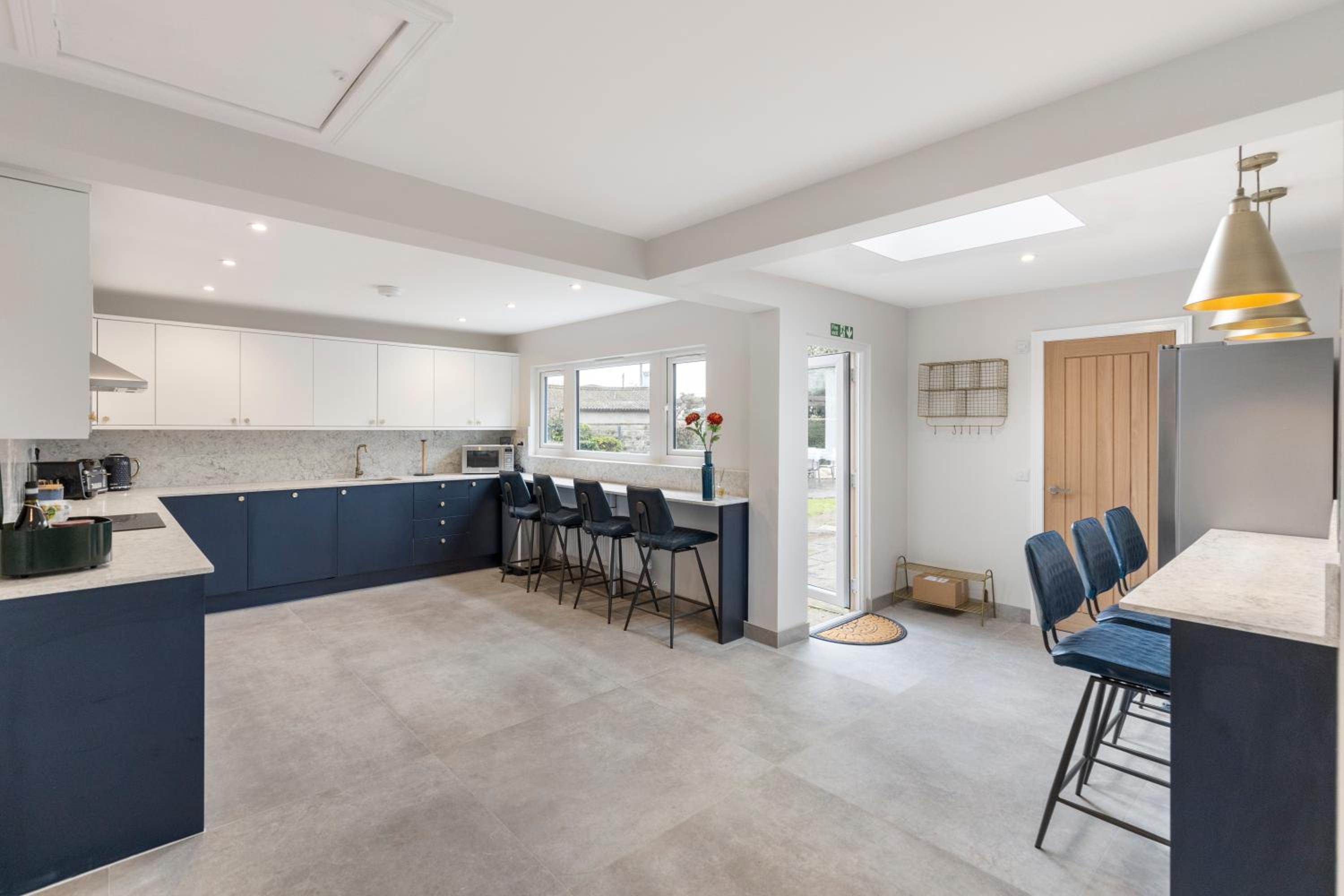 Luxurious 5-Bed House with Pool, Hot Tub & Parking view 4