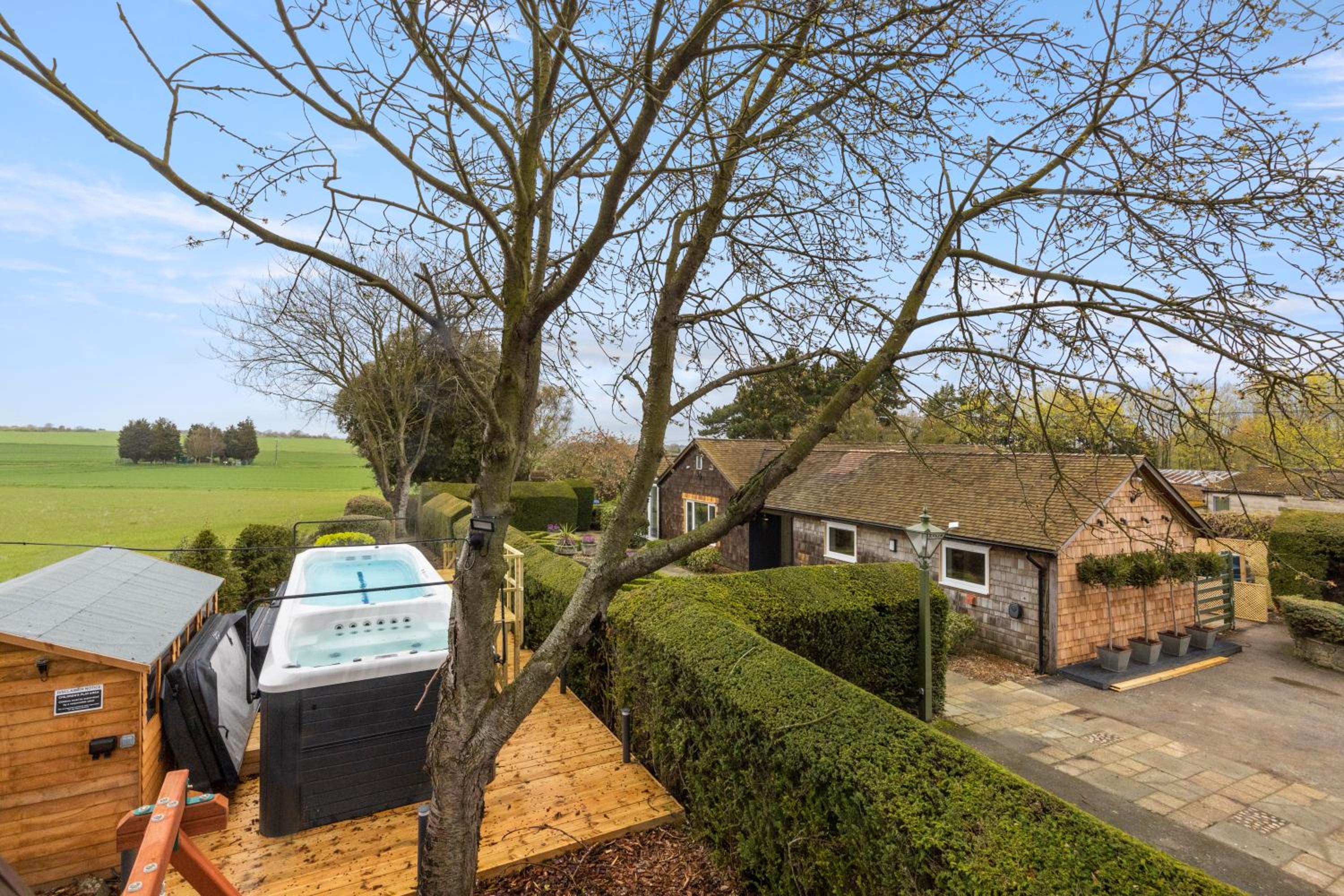 Luxurious 5-Bed House with Pool, Hot Tub & Parking view 3