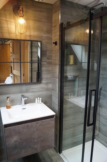 The Old Maple Lodge-Luxury Private Annex with a view in rural setting
