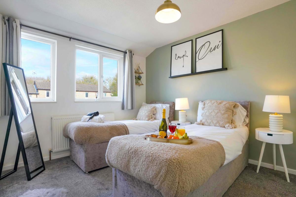 Central MK House with Free Parking, Fast Wifi, and Smart TV with Xbox, Sky TV Packages and Netflix by Yoko Property view 2