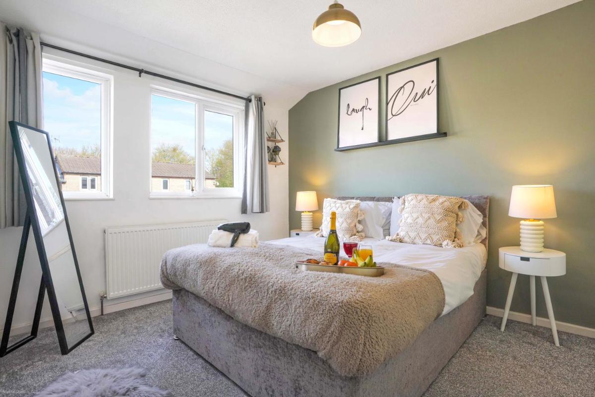 Central MK House with Free Parking, Fast Wifi, and Smart TV with Xbox, Sky TV Packages and Netflix by Yoko Property view 3