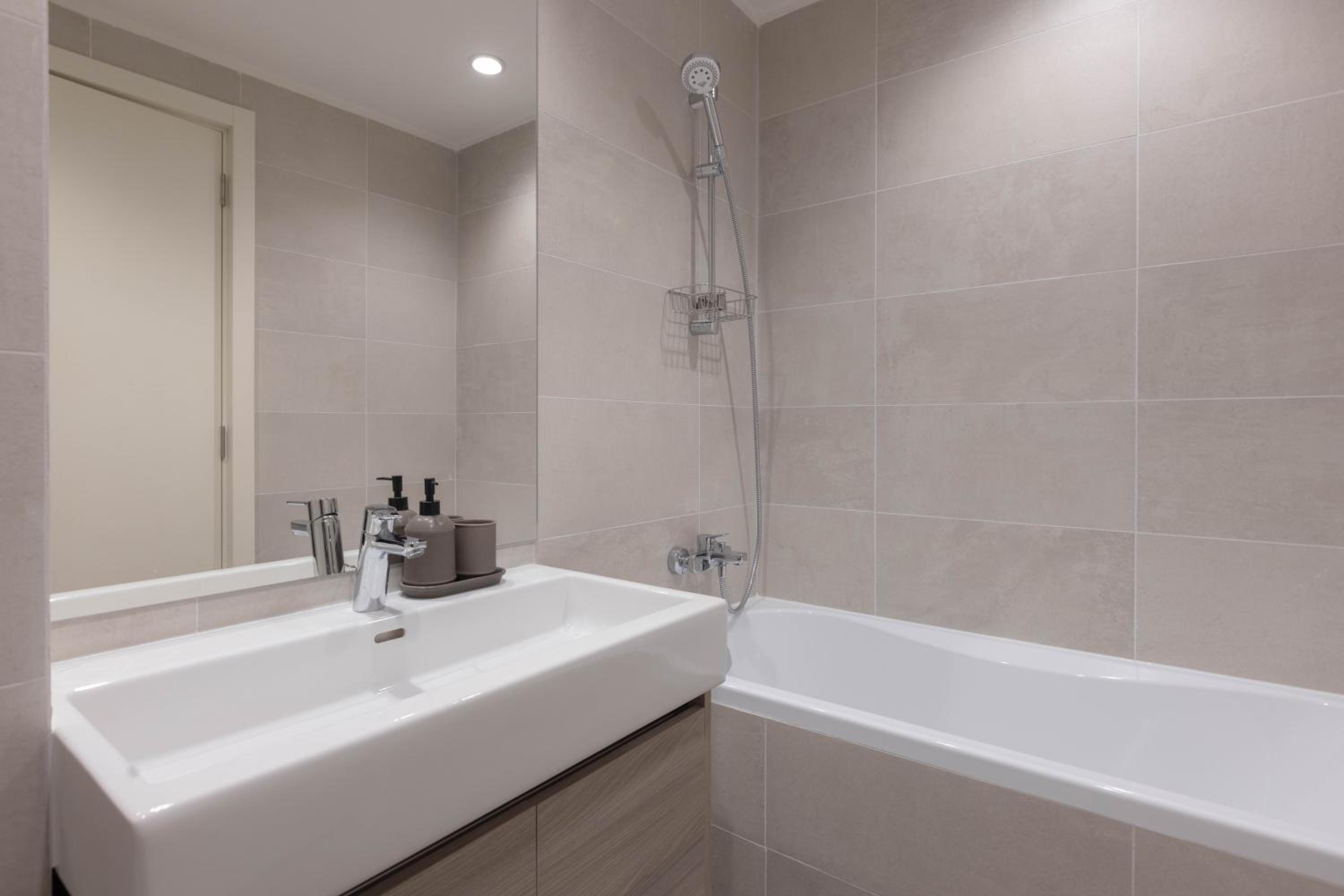 Huge 3 Bedroom Apartment With River View view 5