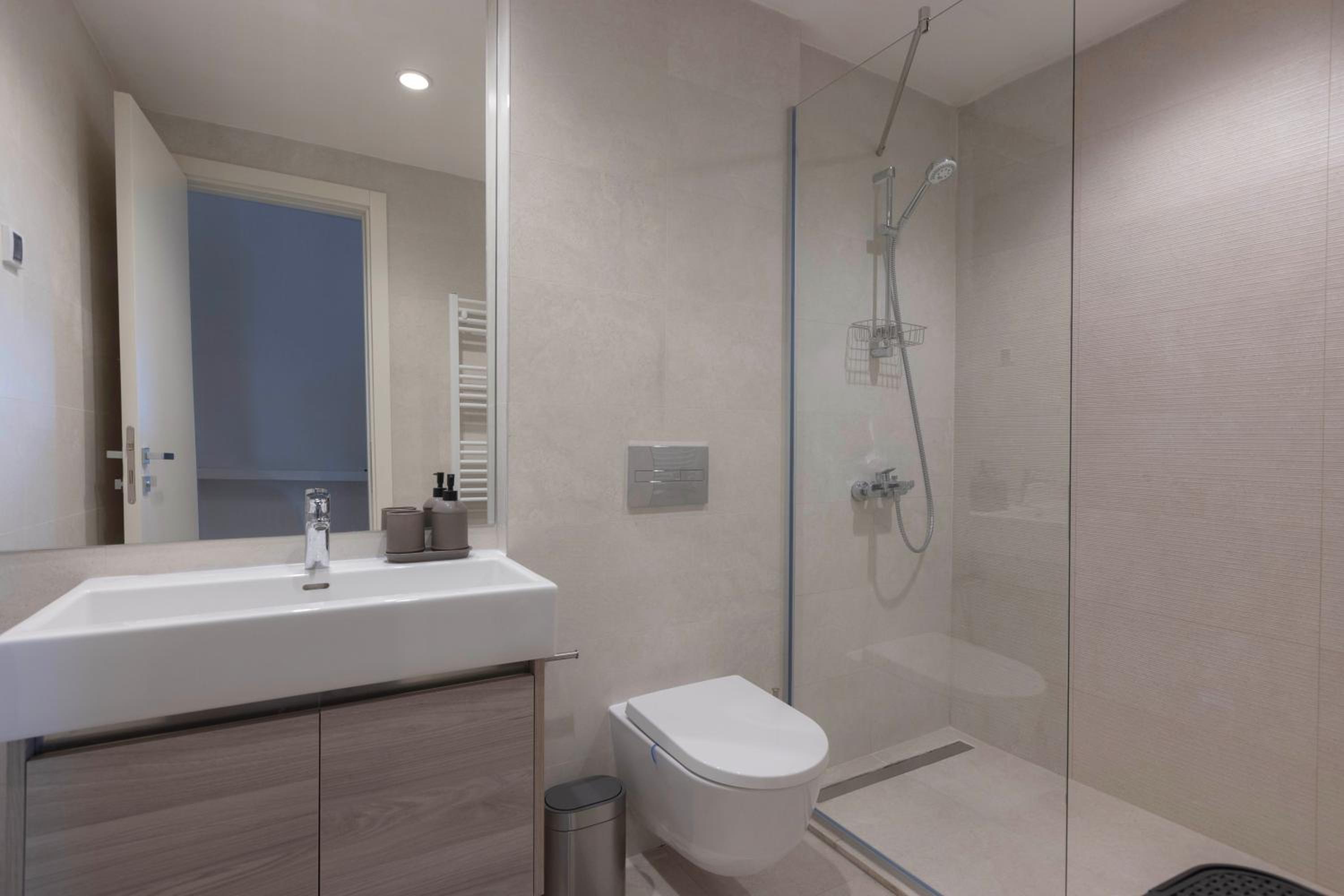 Huge 3 Bedroom Apartment With River View view 4