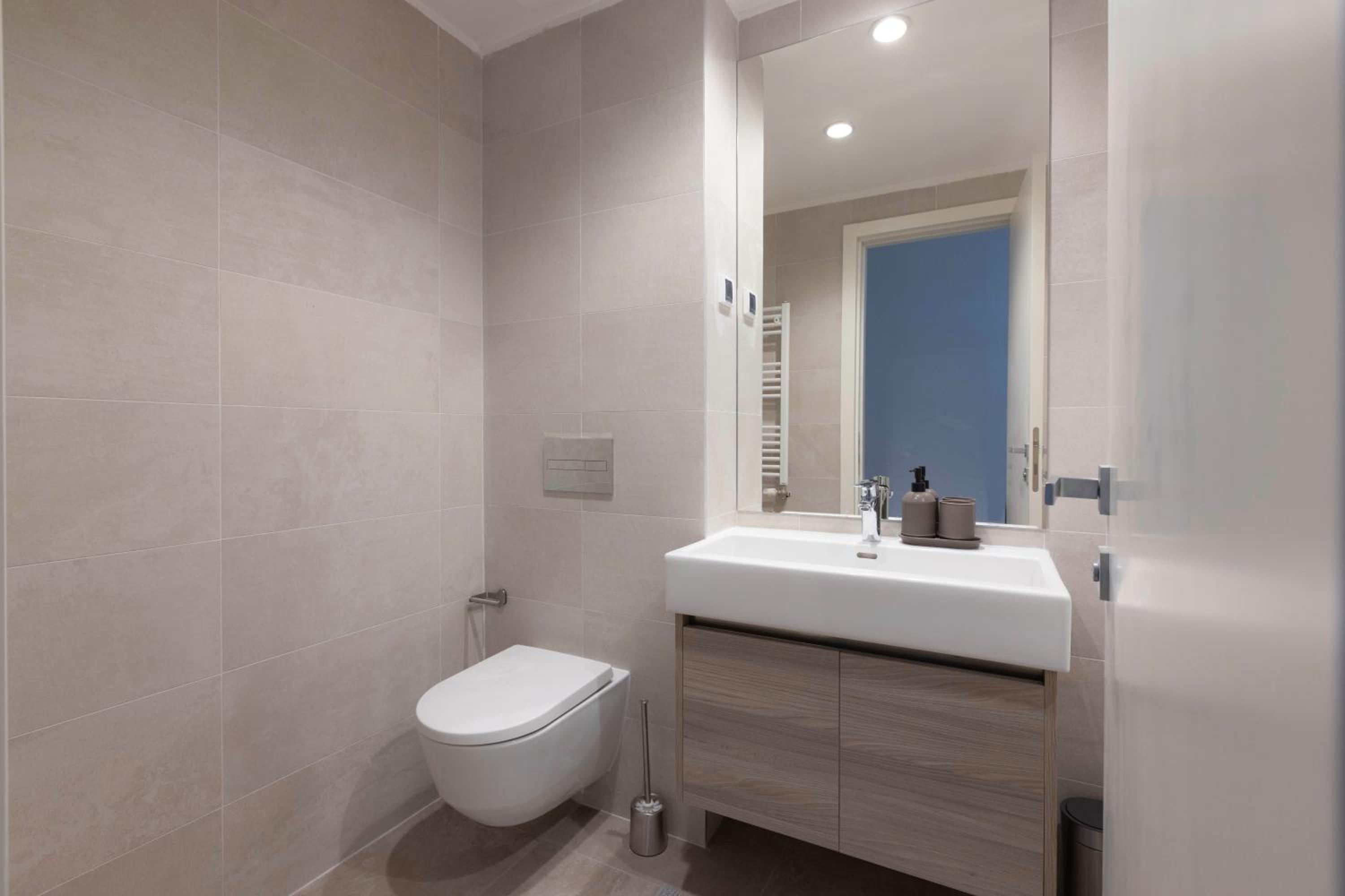 Huge 3 Bedroom Apartment With River View view 3